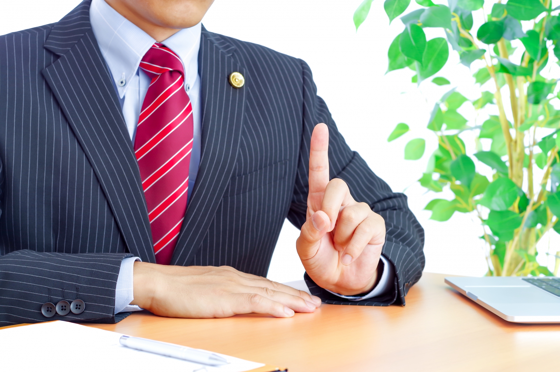 人差し指を立てて説明する男性