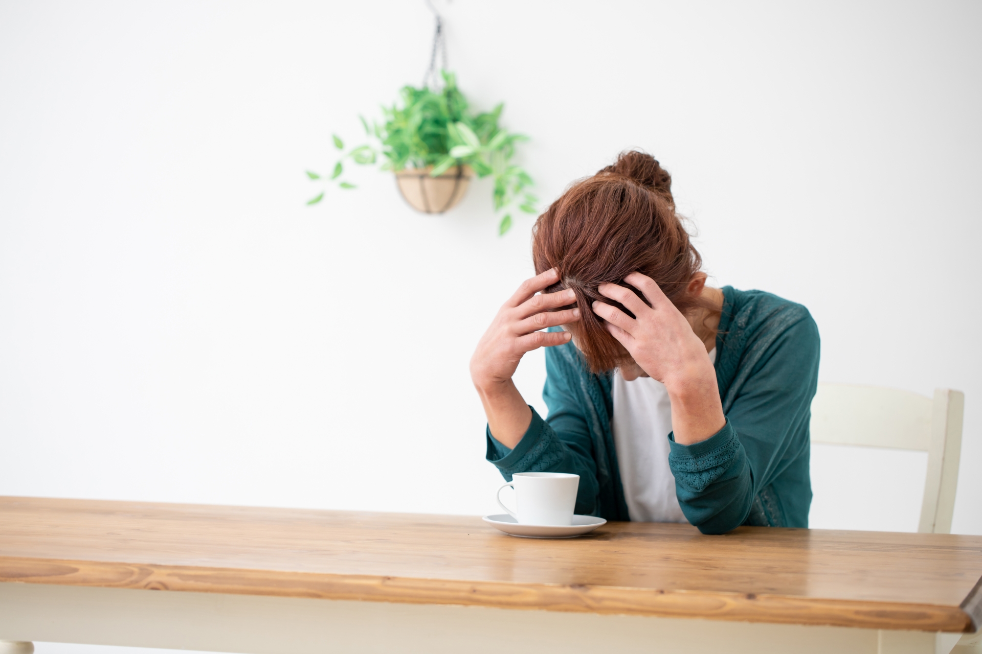 頭を抱える女性
