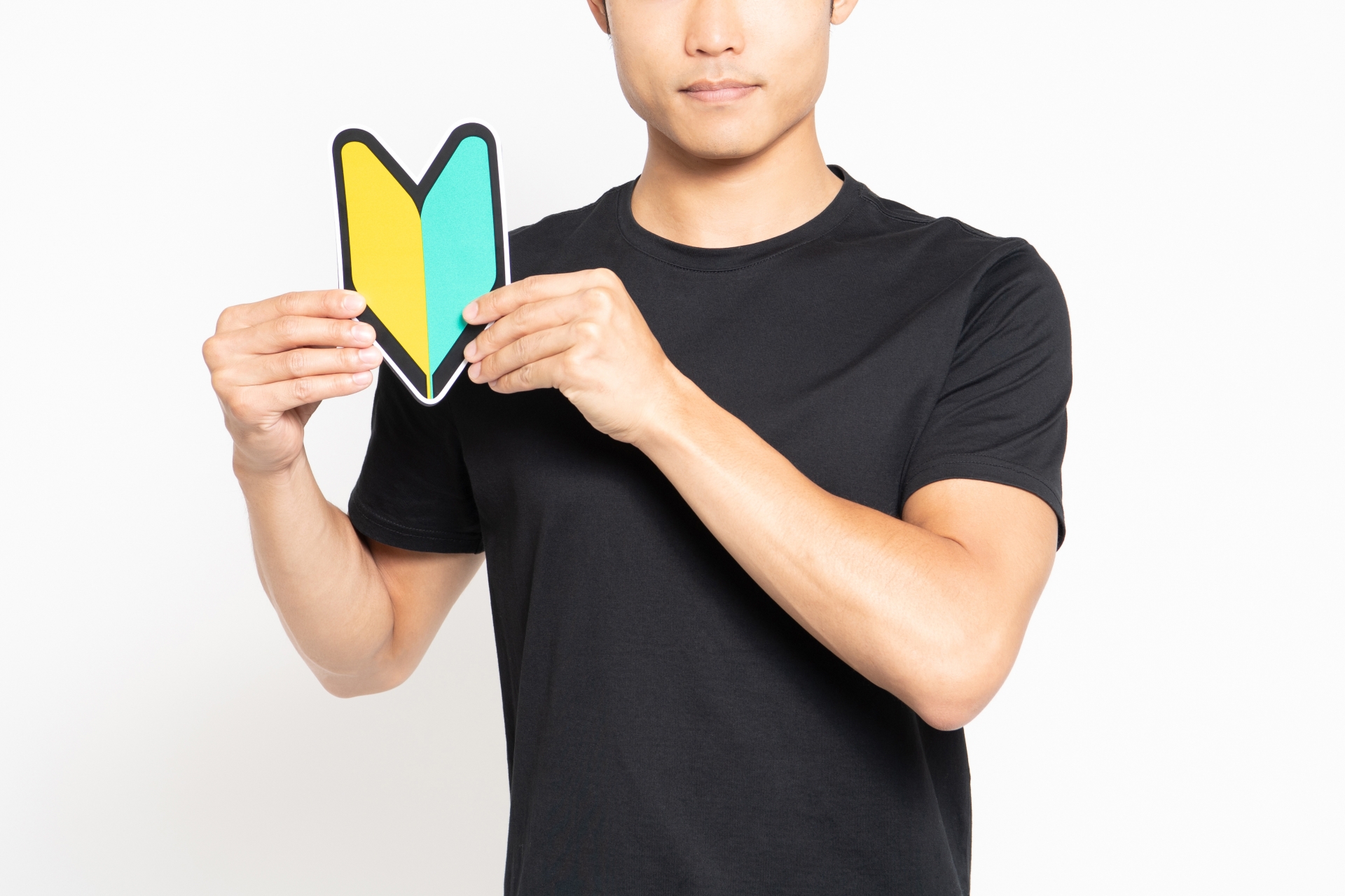 初心者マークを見せるTシャツを着た男性