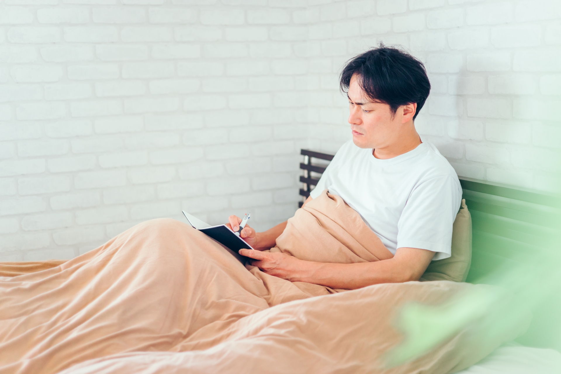 寝る前に勉強する男性