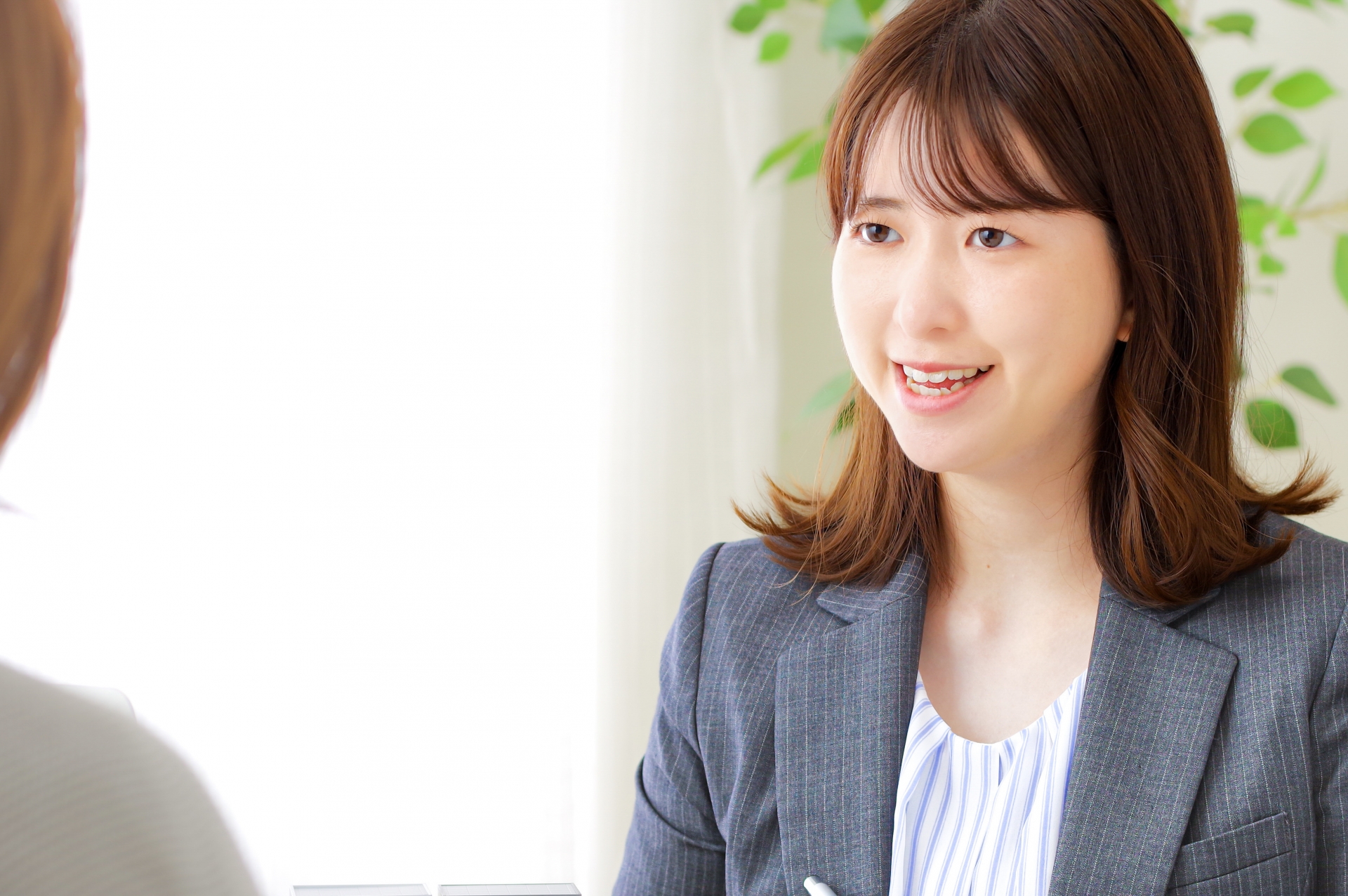 相談に対応する女性