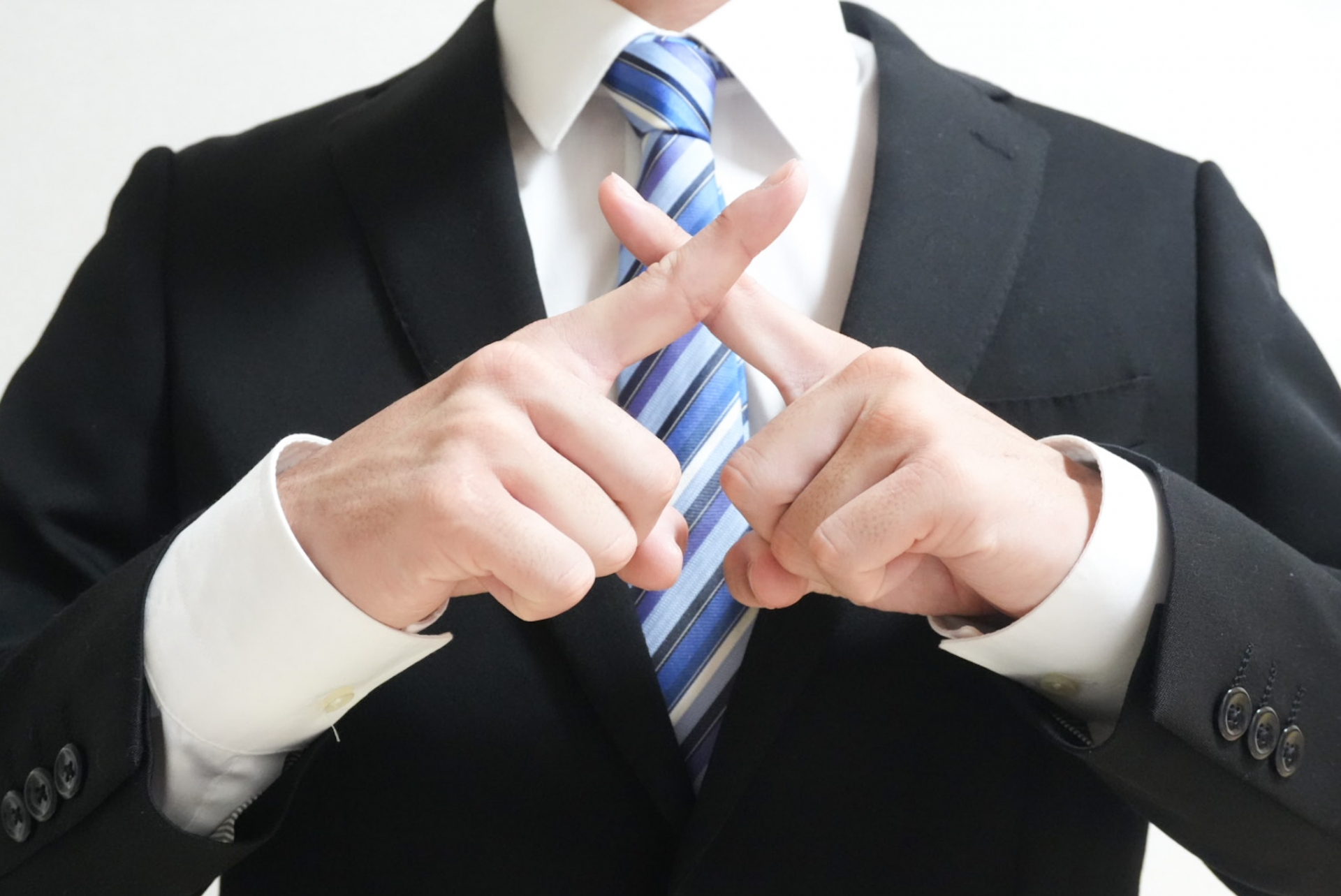 バツサインをする男性