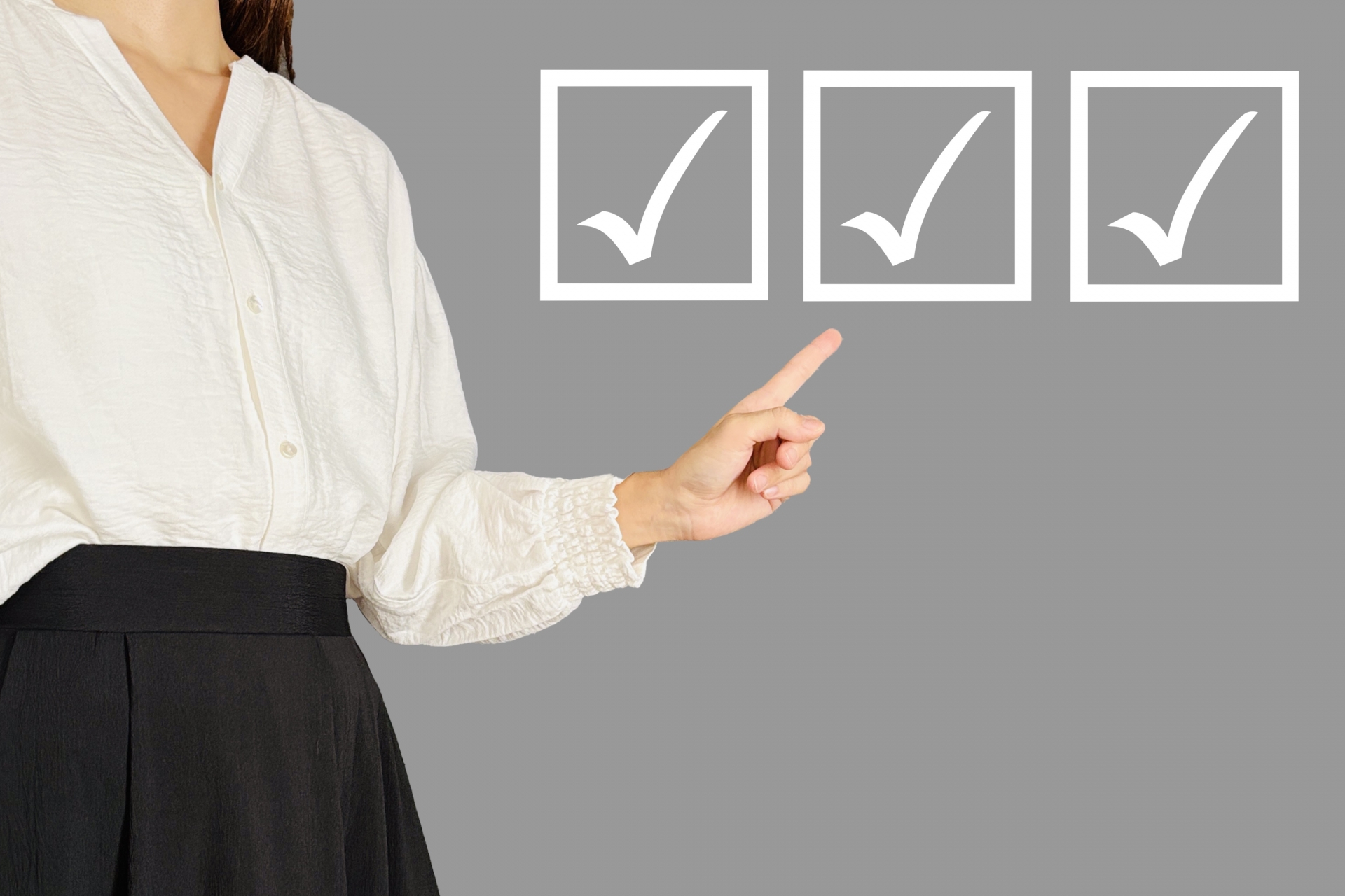 チェックボックスを指差す女性