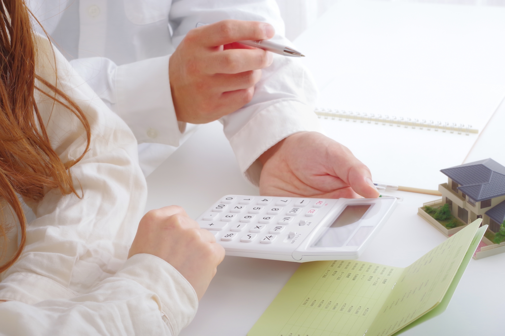 家庭のお金のことについて話し合う夫婦