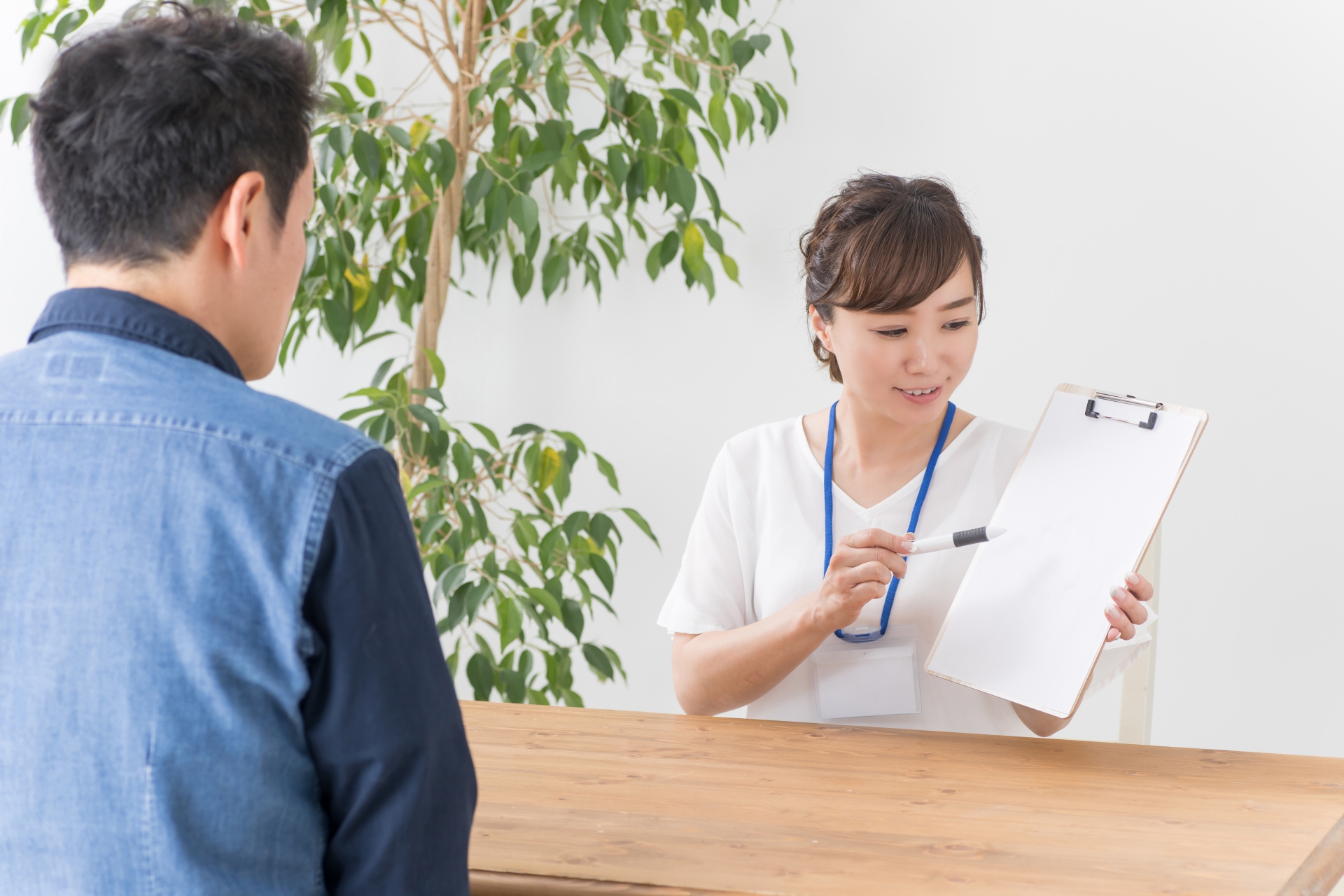 カウンセリングする女性