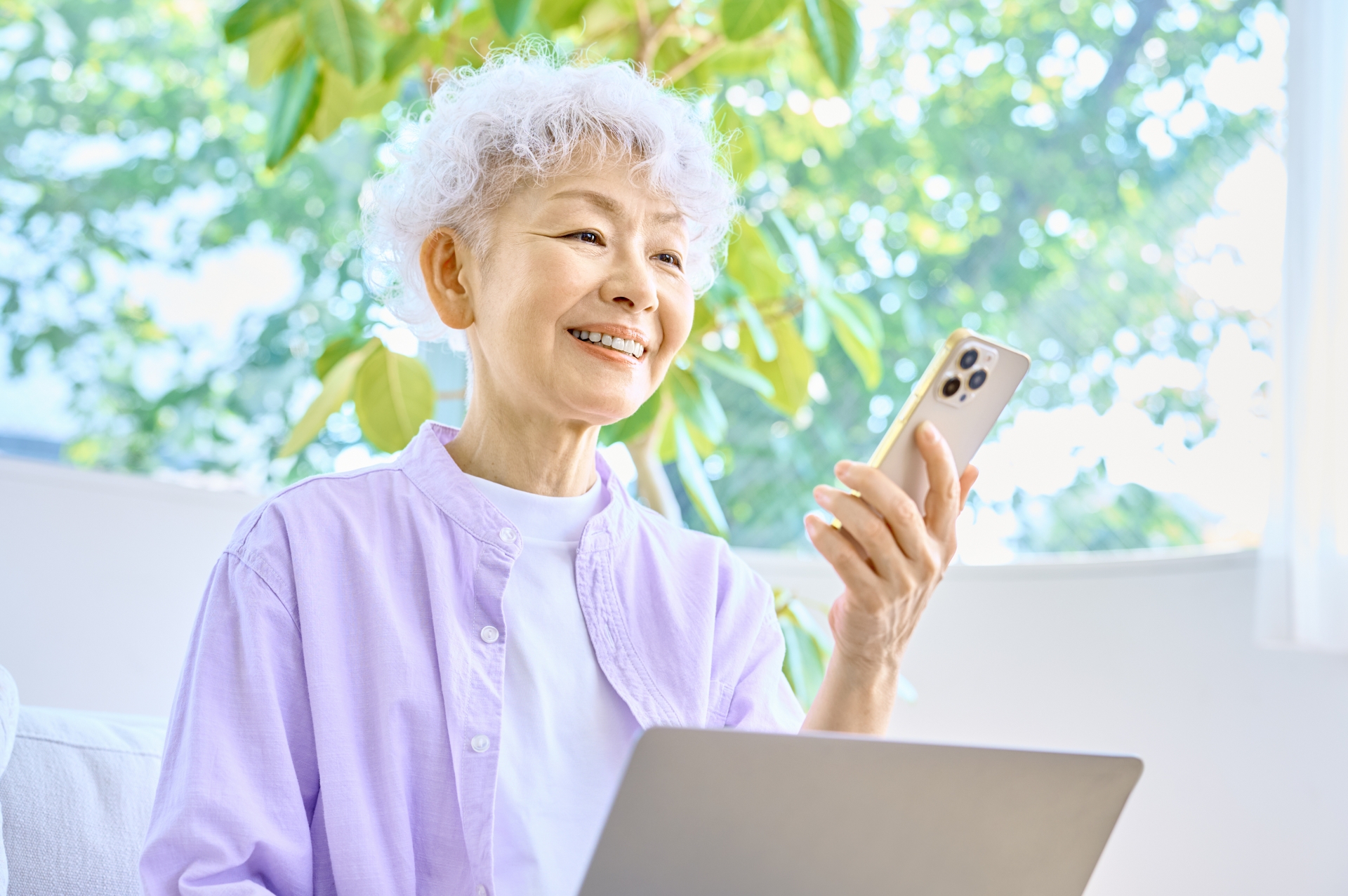 スマホを持って案内をする笑顔の女性