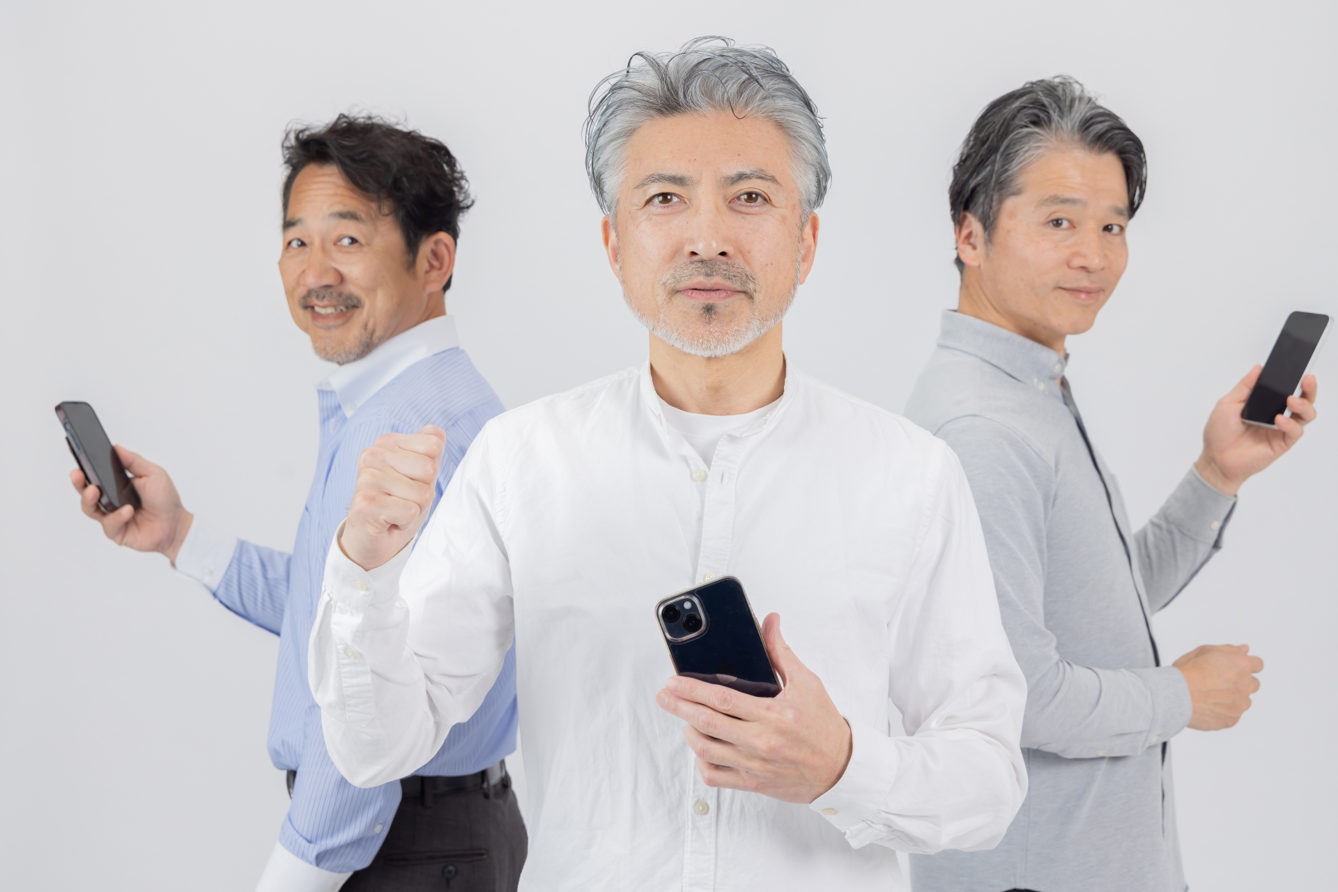 スマートフォンで検索するミドルエイジ男性