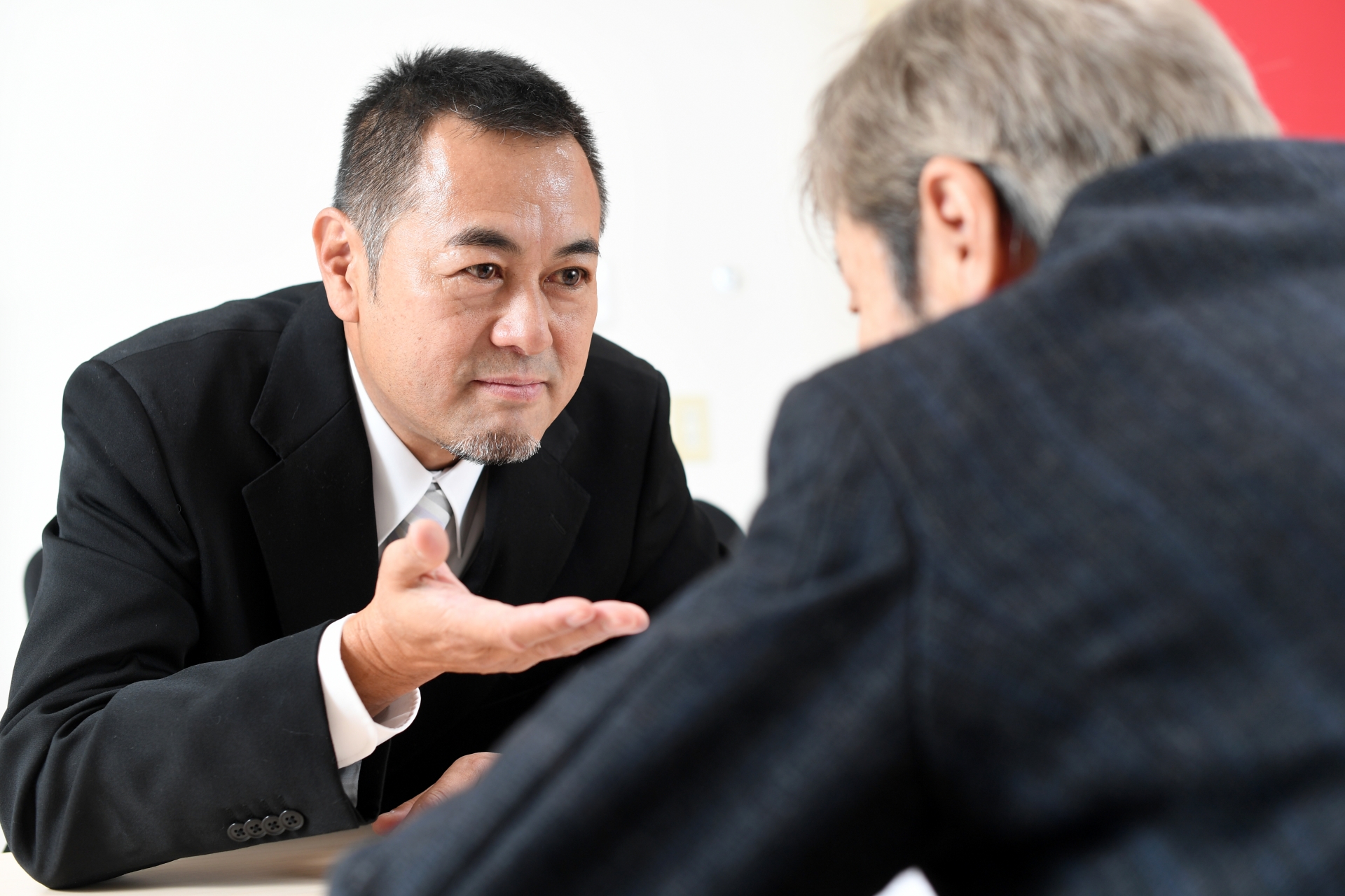 スーツ姿のビジネスマン