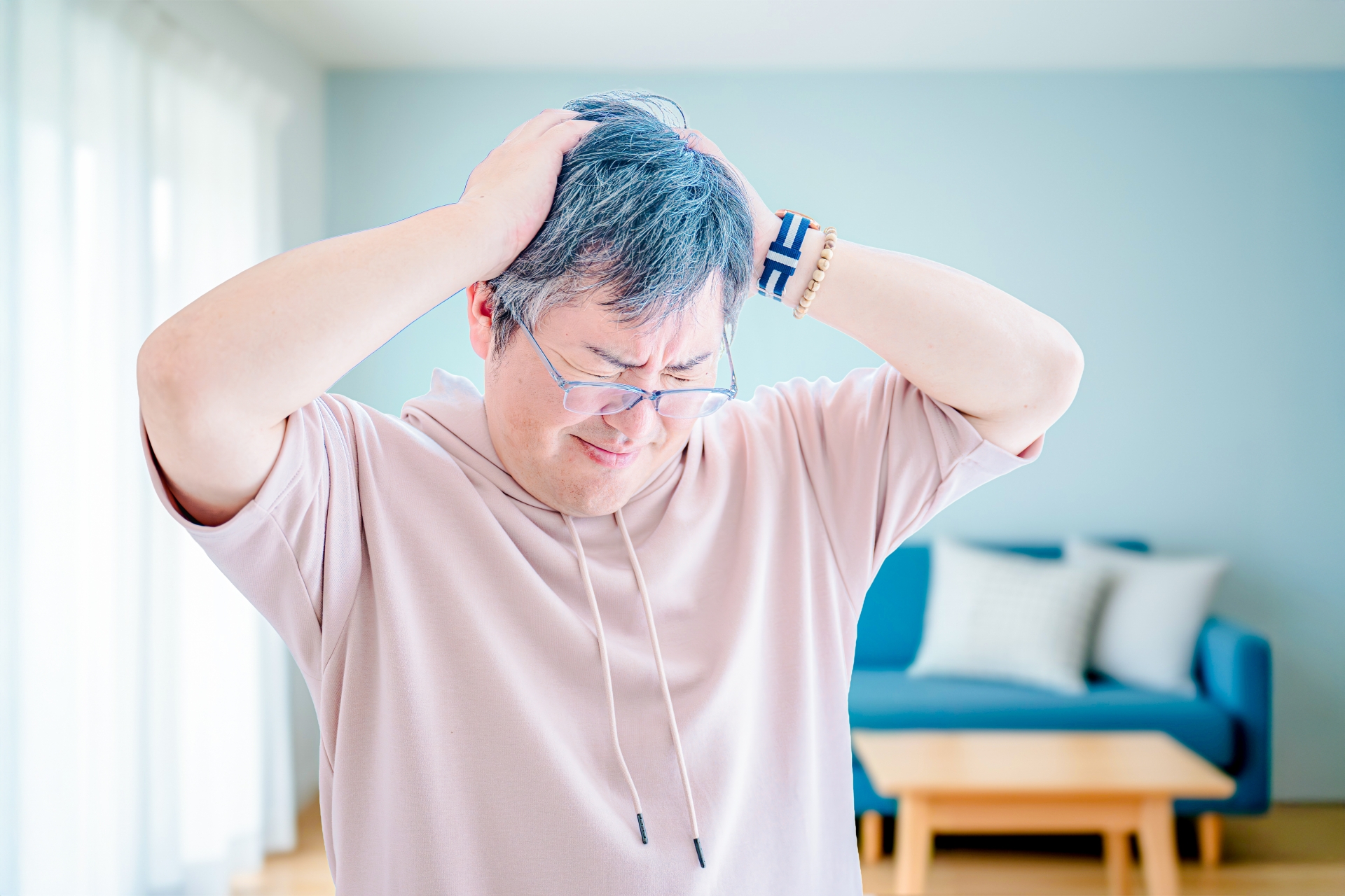 頭を抱える男性