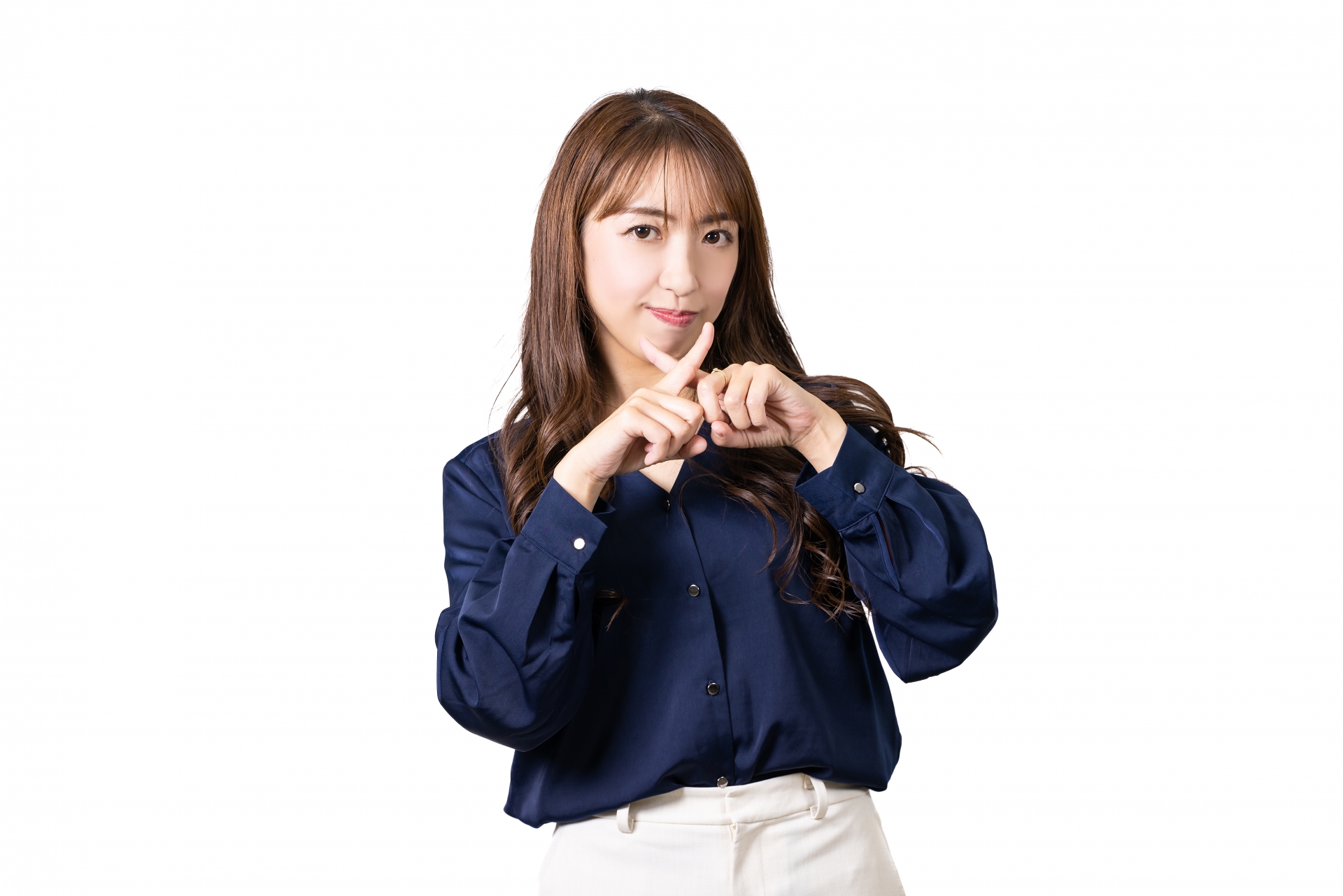 バツのポーズをする日本人女性