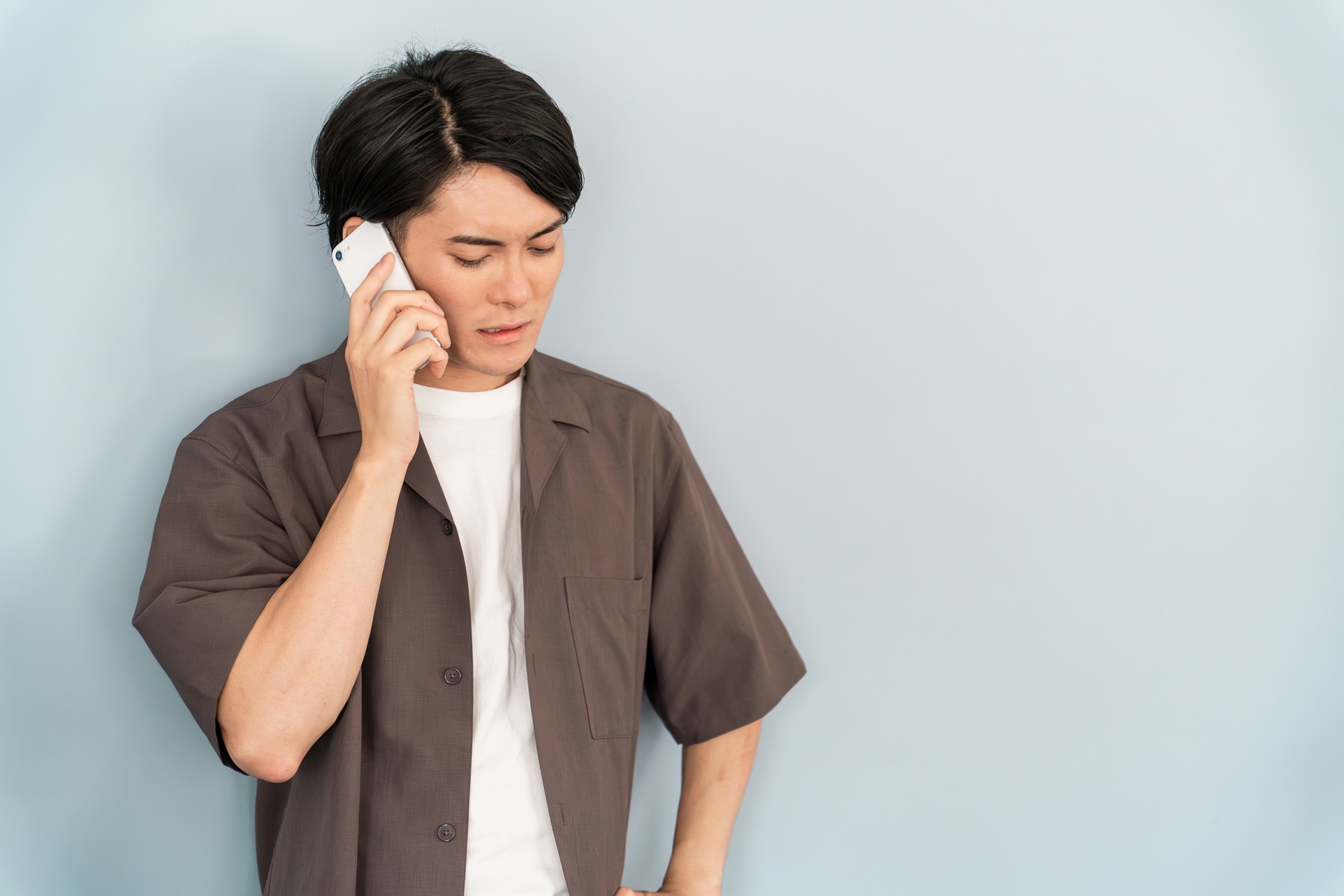 スマホで通話する男性（不機嫌・怒る）