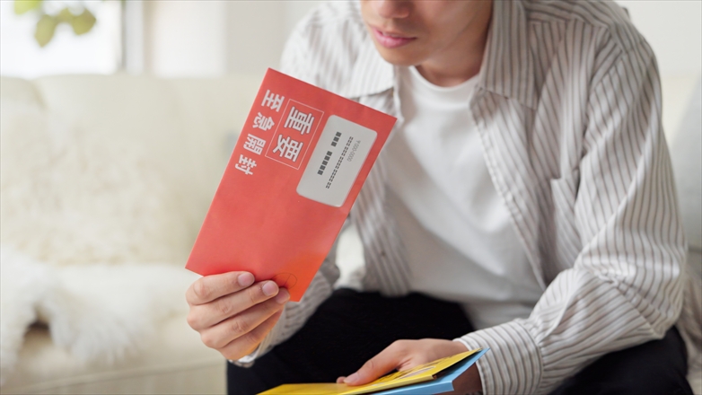 督促状を確認する男性