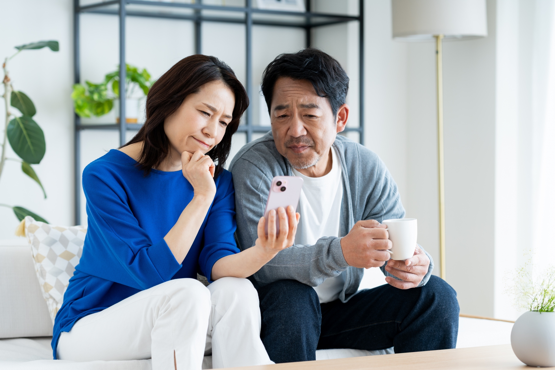 悩むミドルの夫婦