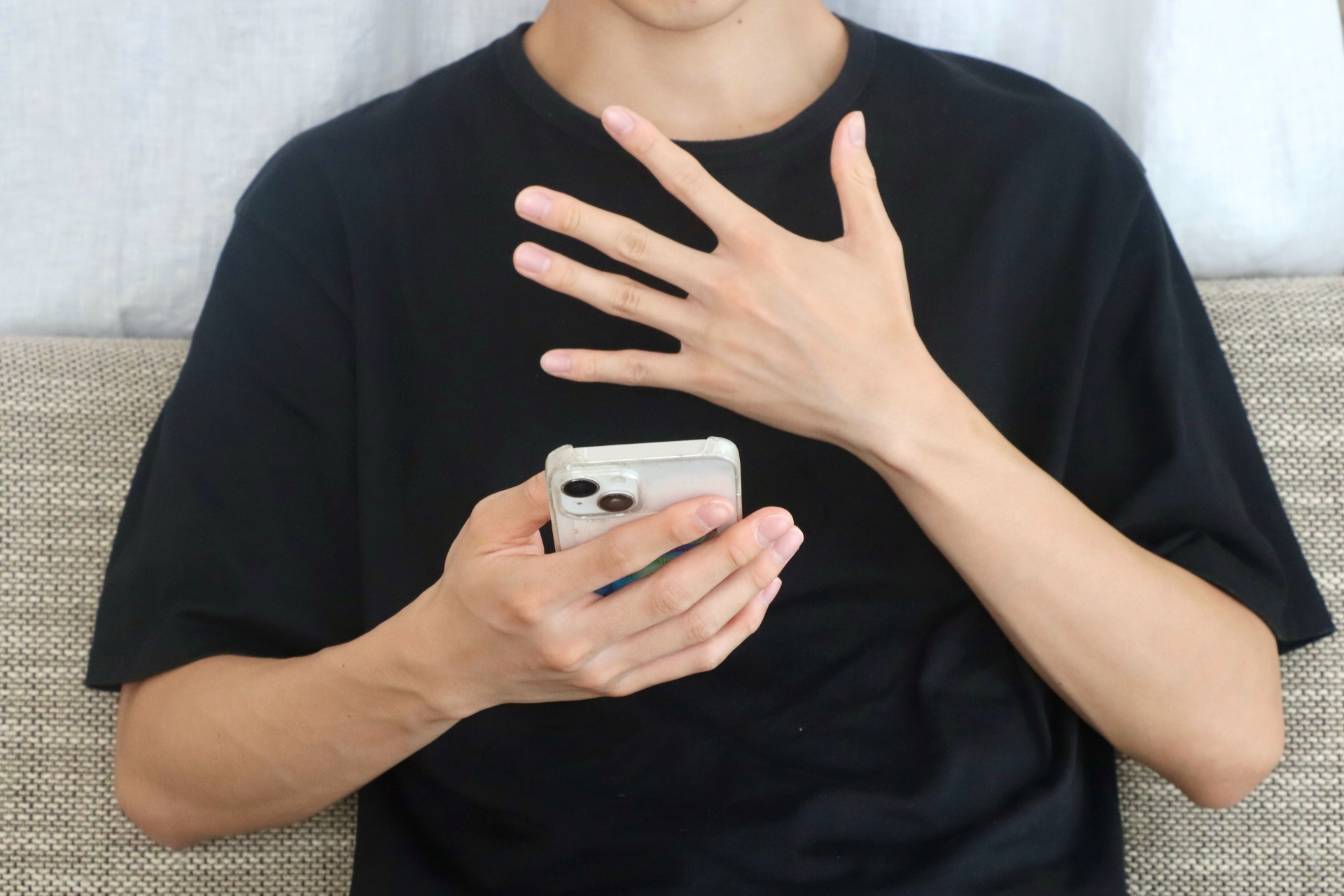 スマホを持つ男性