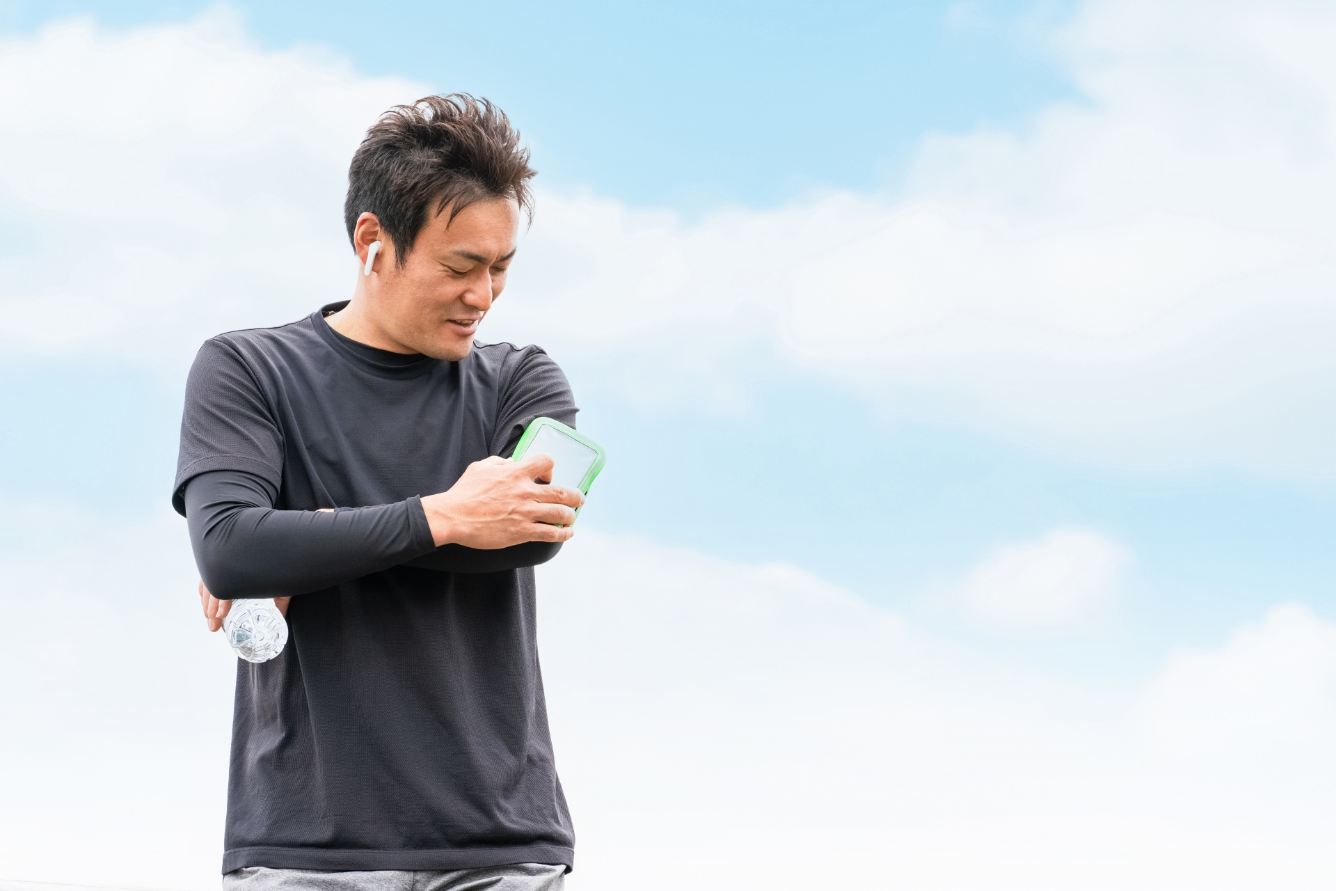 スマホのフィットネスアプリを使う男性