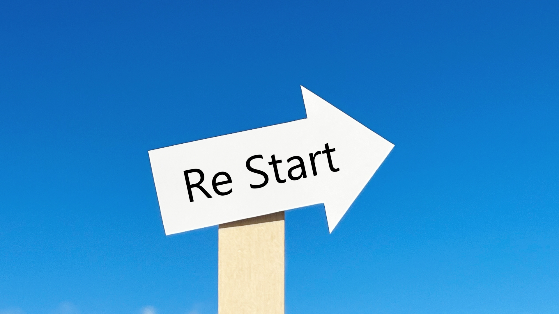 矢印の道しるべ_青空背景_真ん中_ReStart文字入り