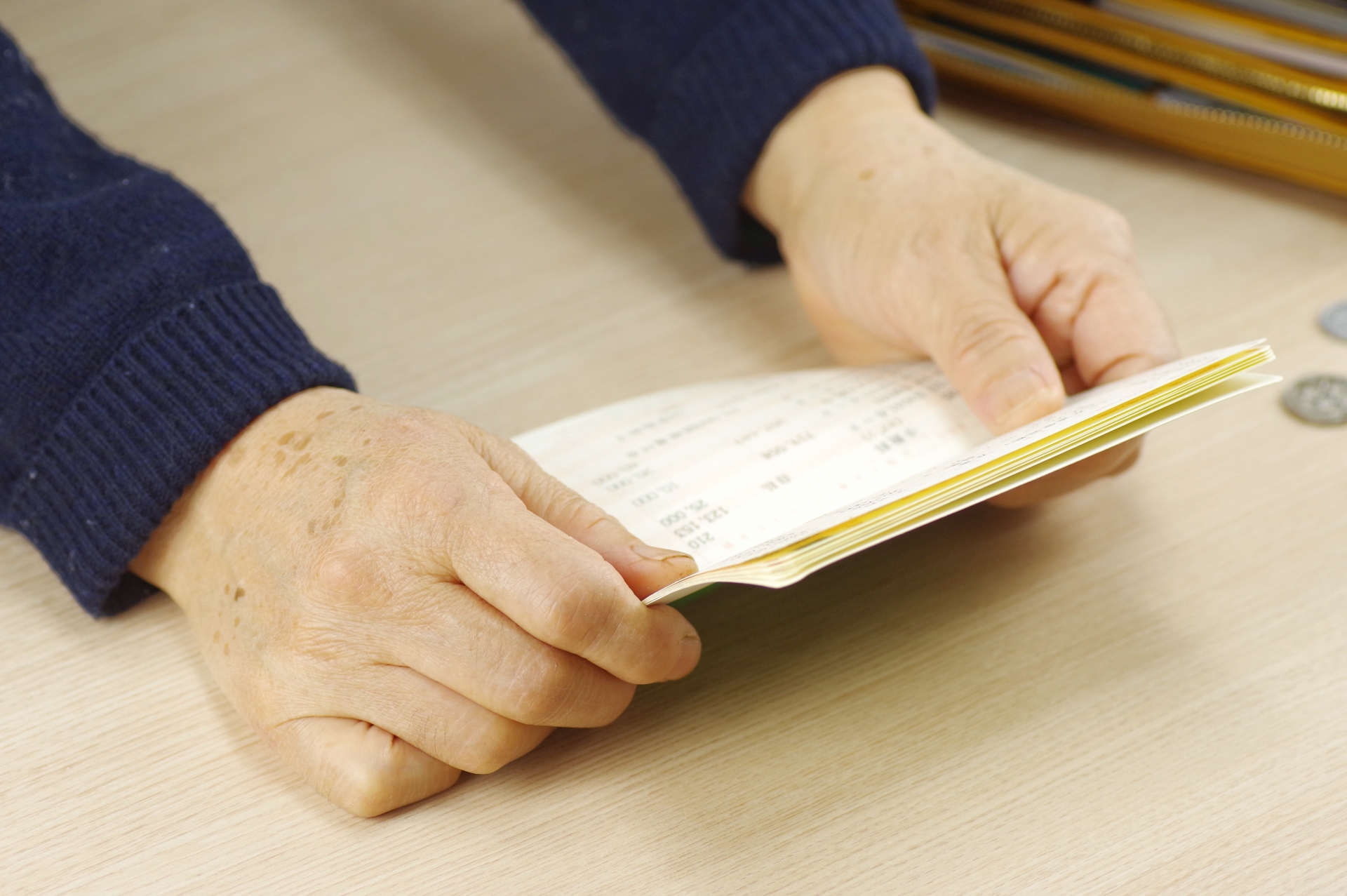 通帳を開く手元