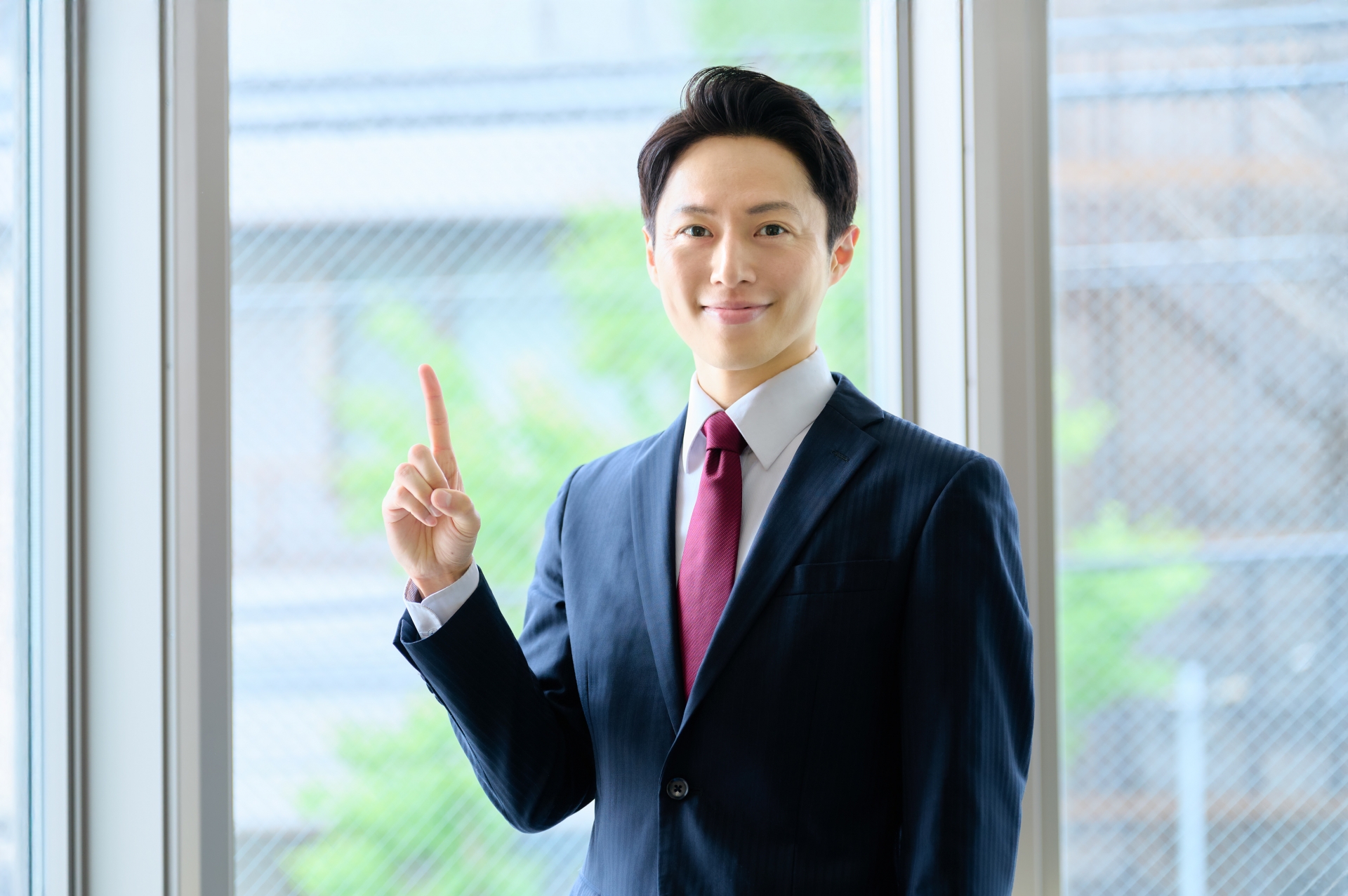 指を立てる男性