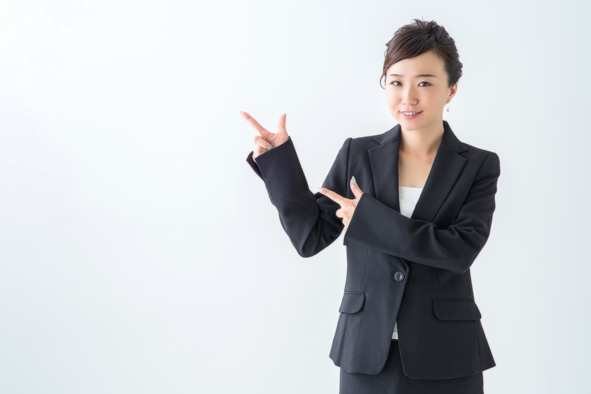 指を差し出すスーツの女性