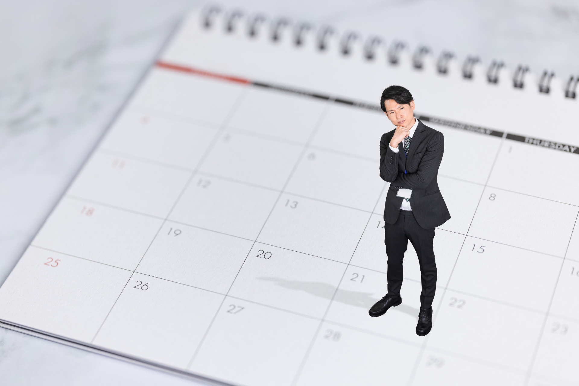 カレンダーの上に立つ人