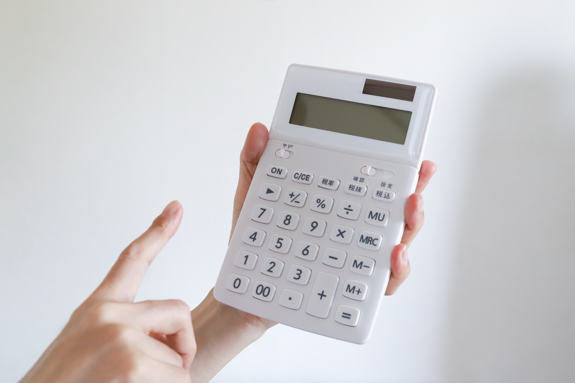 計算機を使う手元　ビジネスイメージ