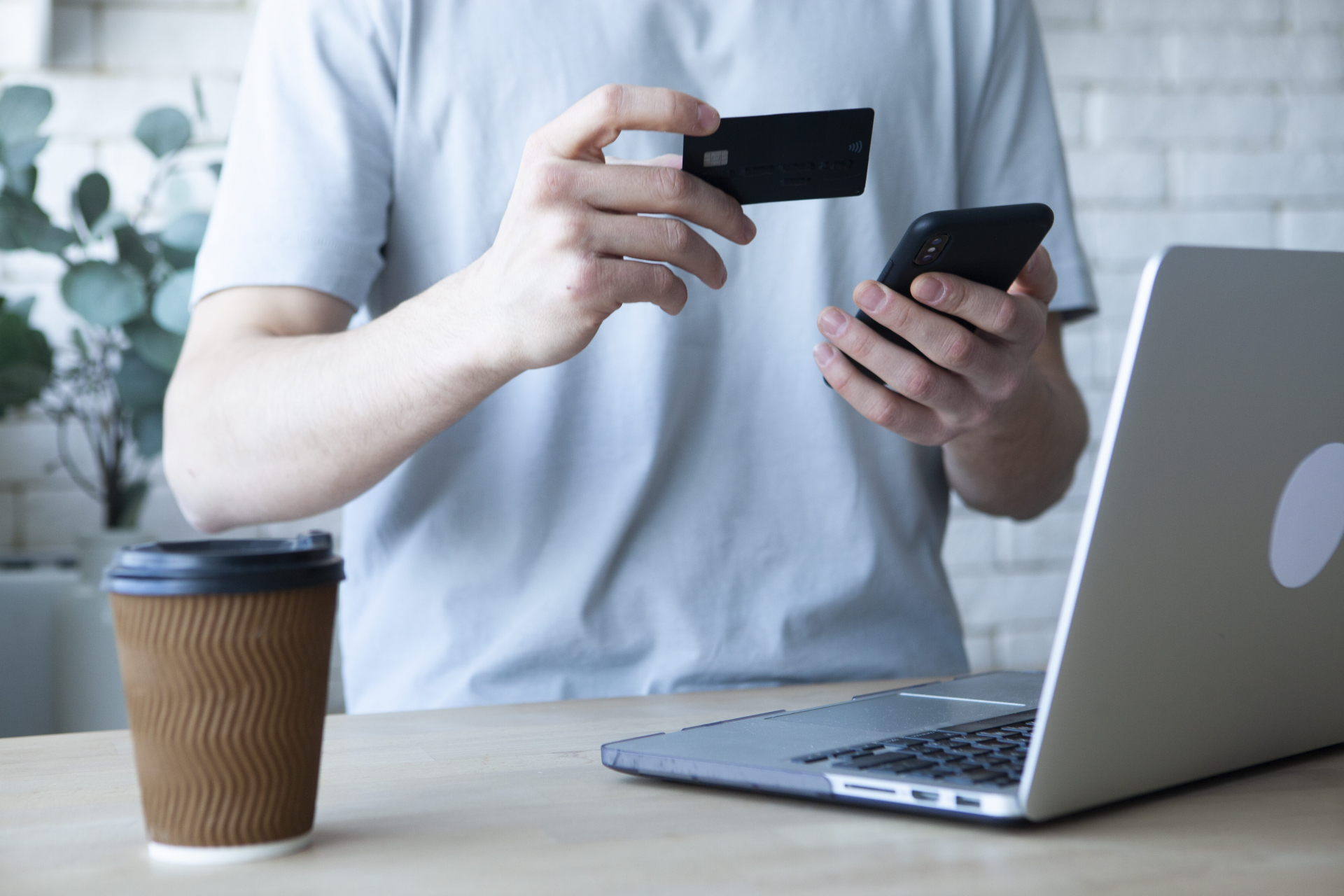 クレジットカードを見ながらスマホで入力する人