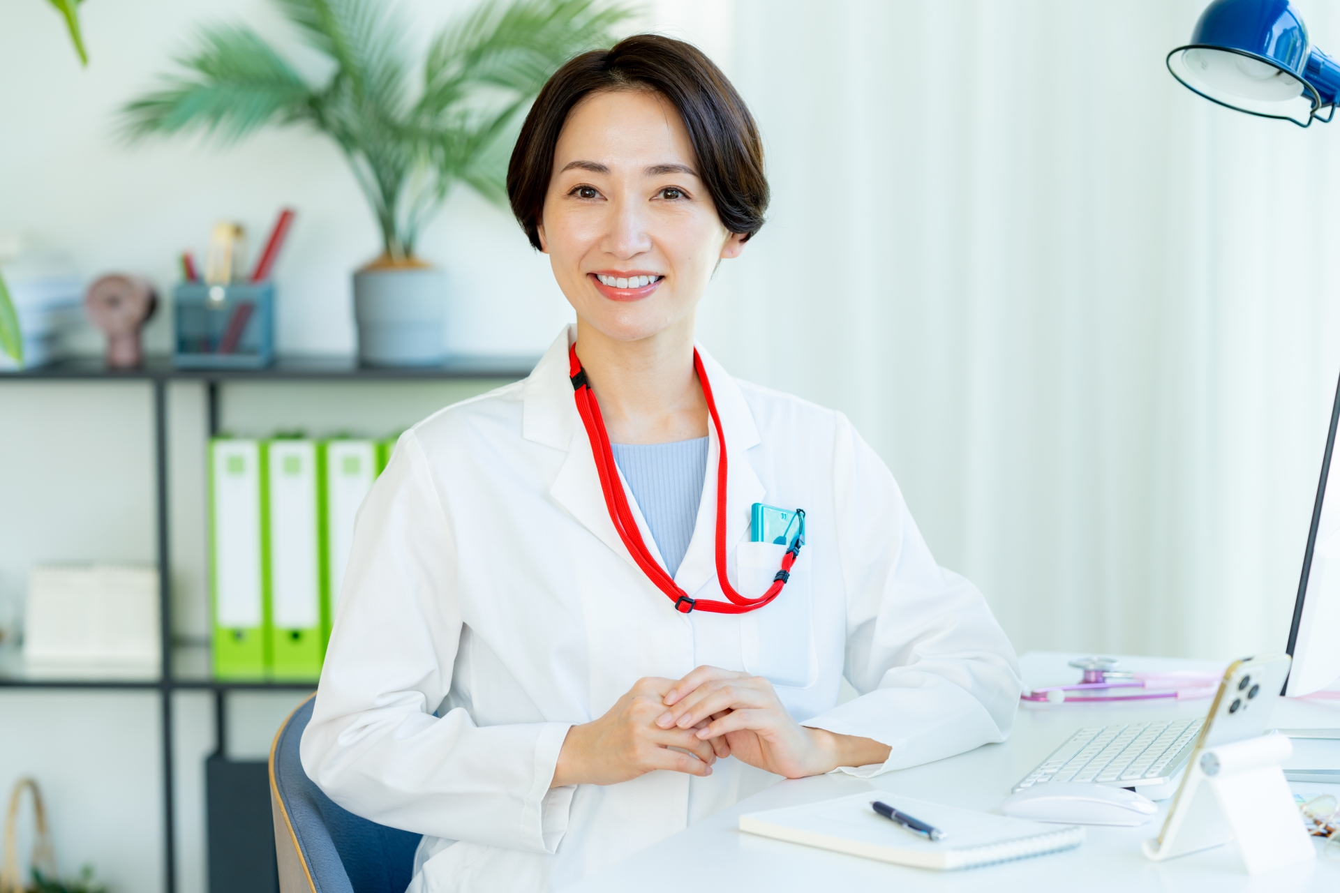 診療するドクター