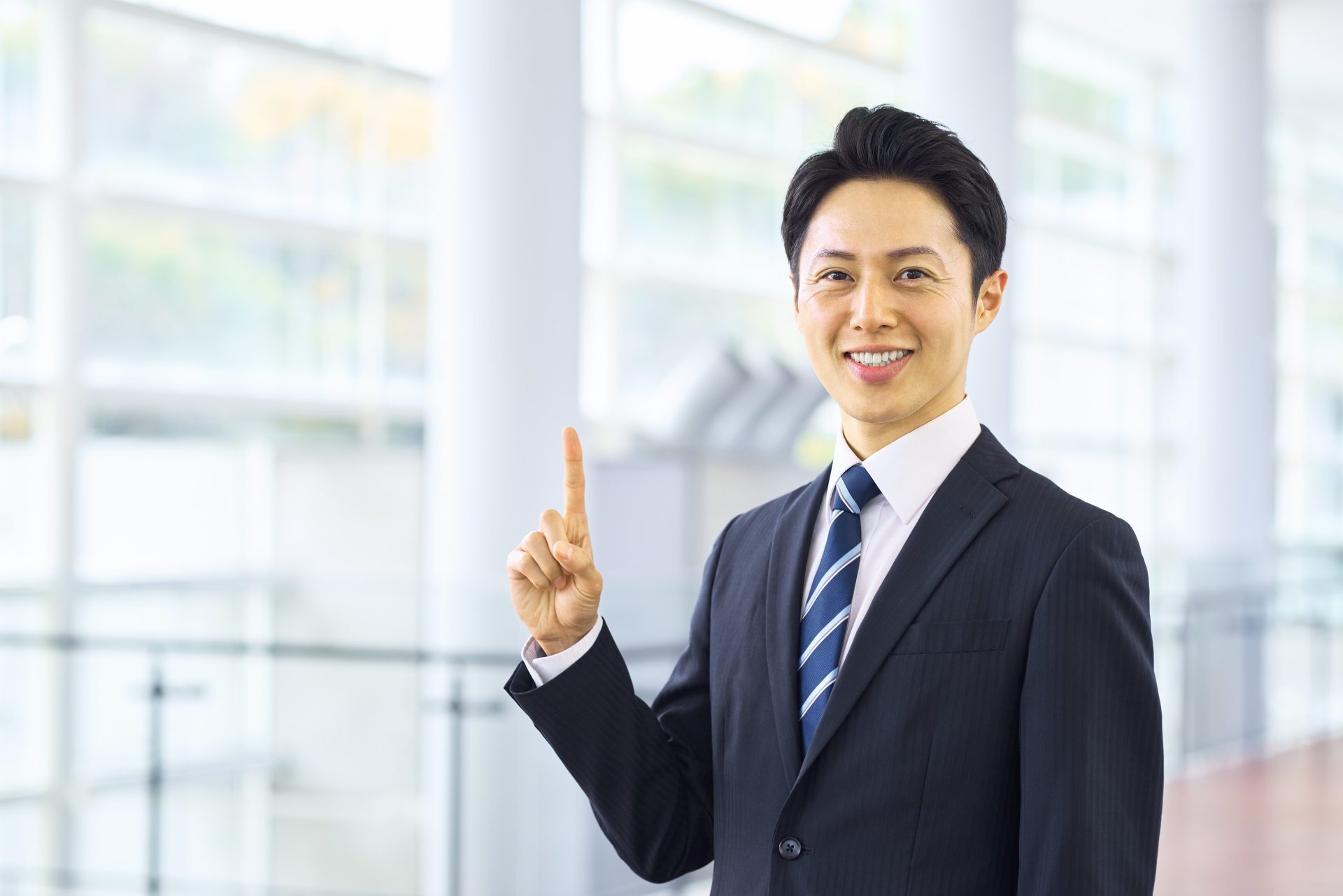 説明するビジネスマン