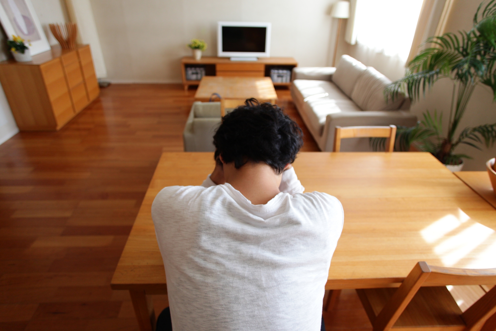 頭を抱える男性