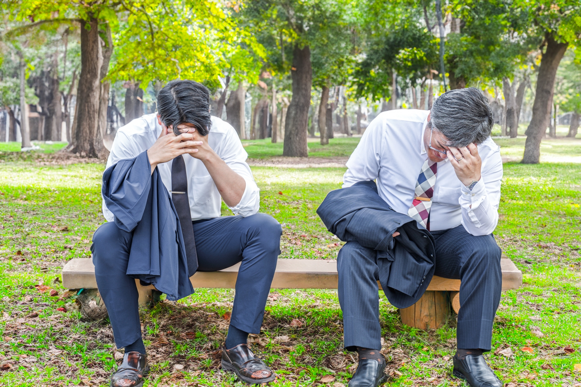 落ち込む二人のビジネスマン