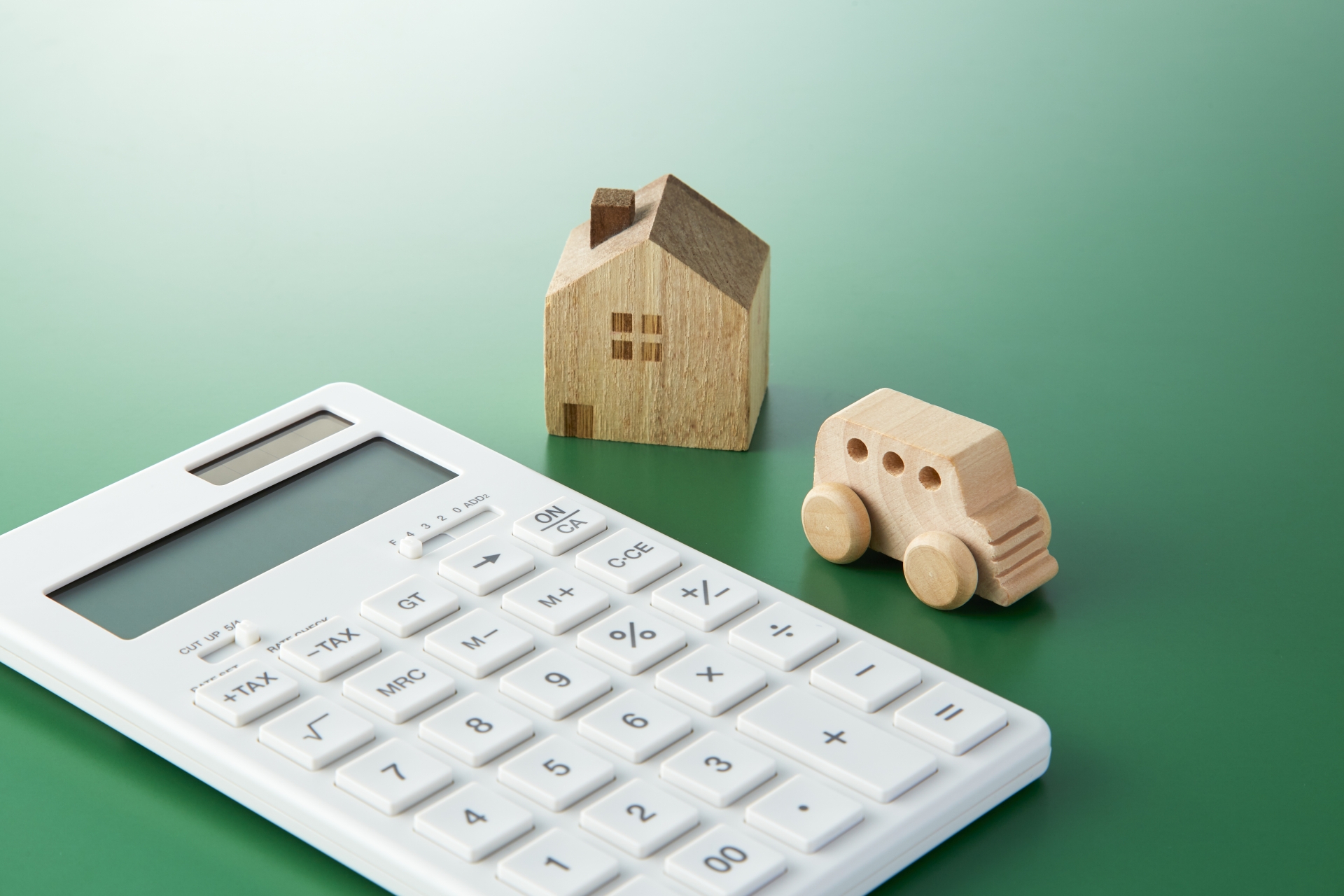 電卓と家と車の模型