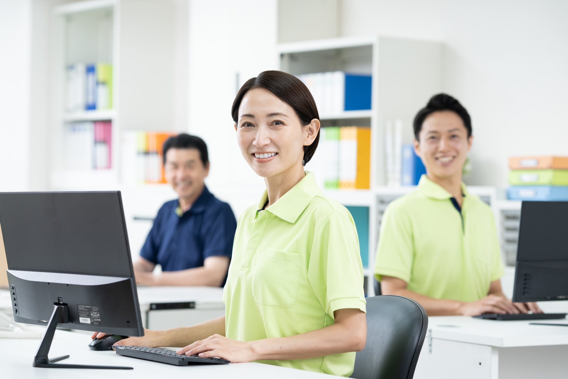 事務をする人々