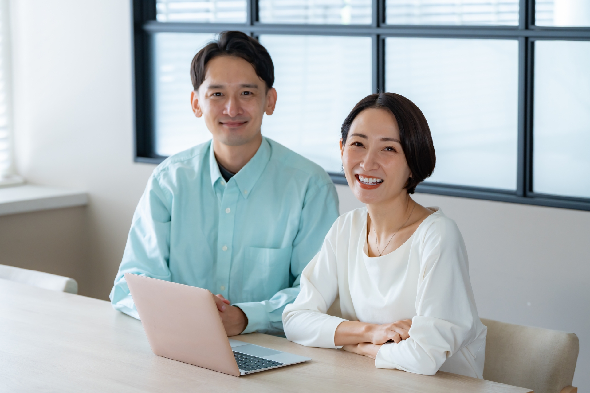 笑顔で正面を向く男女