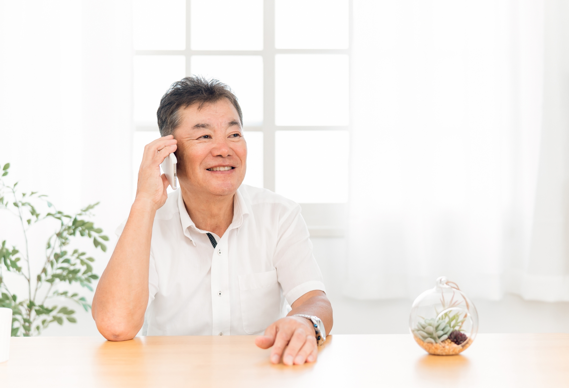 電話をする男性