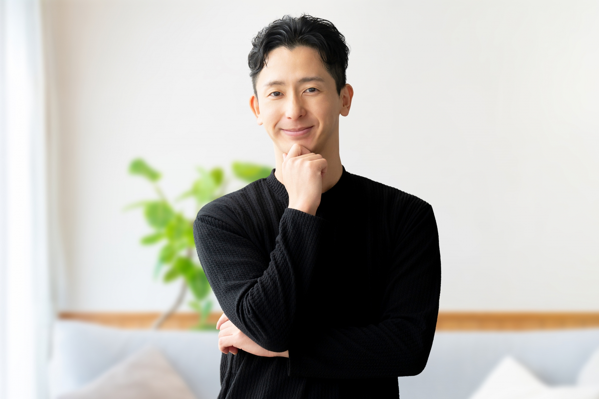 顎に手を当てる男性