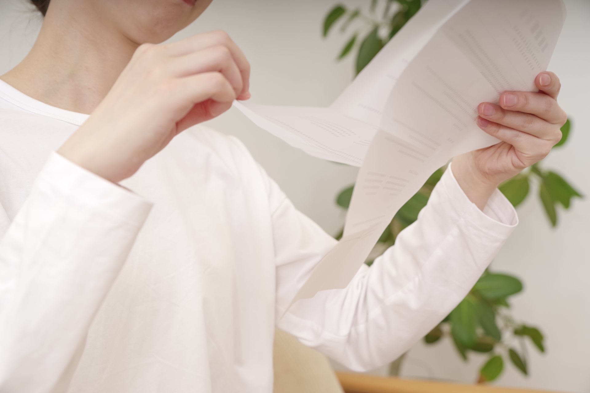 書類を見つめるアジア人女性