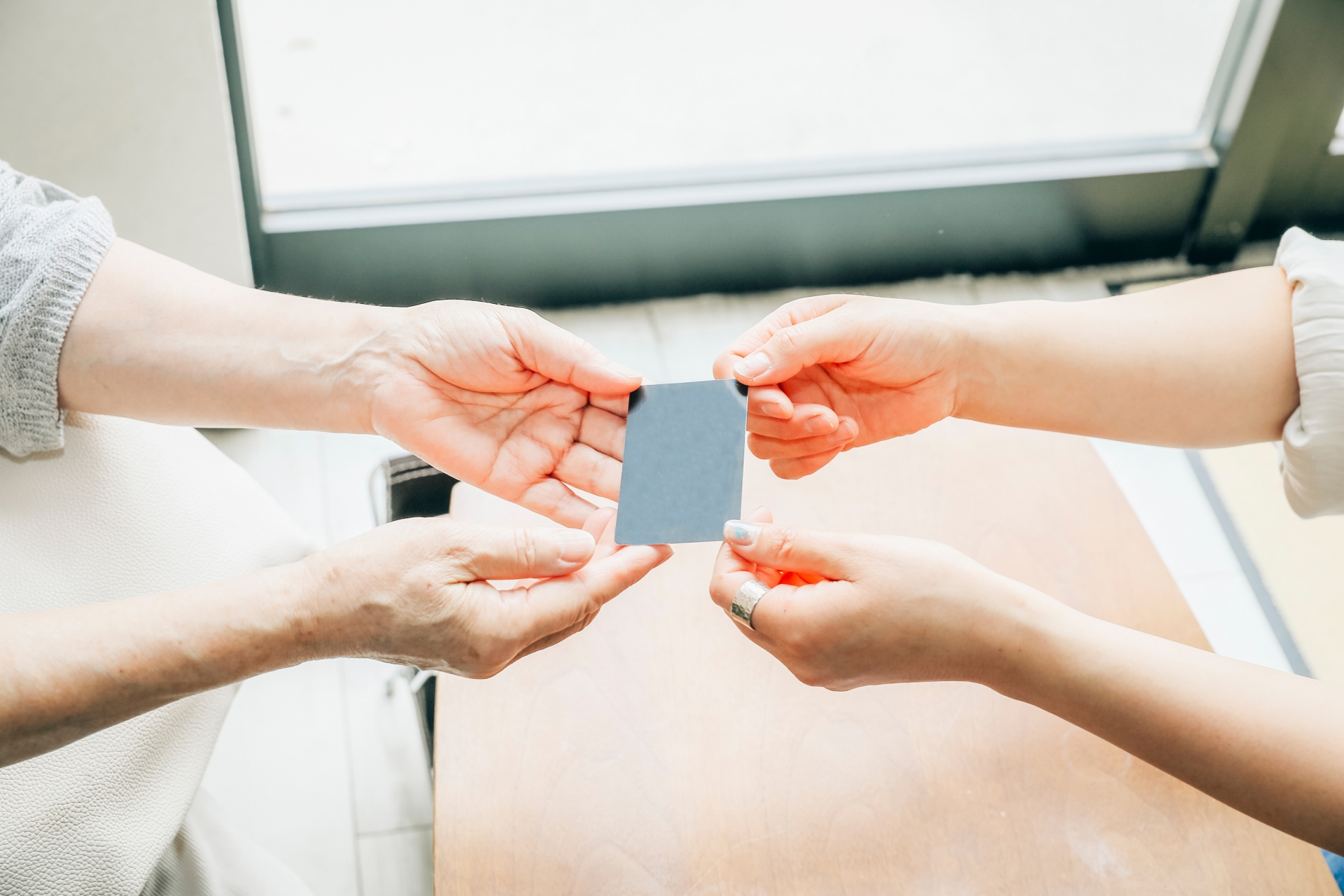 カードを渡す女性