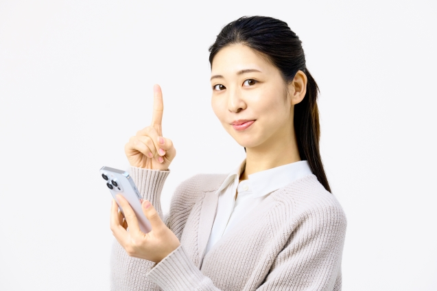 スマートフォンを使いアドバイスする女性