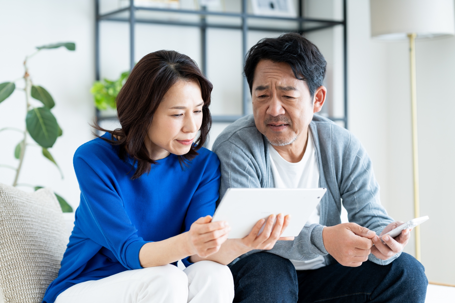 夫婦で手紙を見る