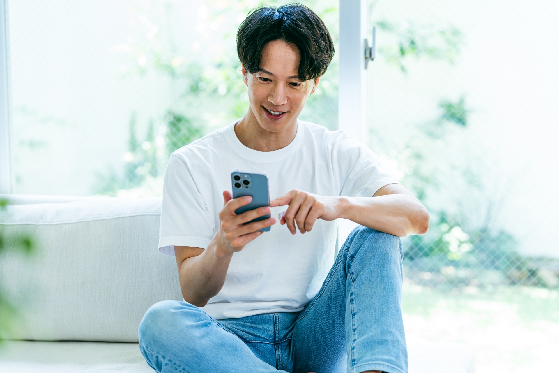 スマホを操作する男性