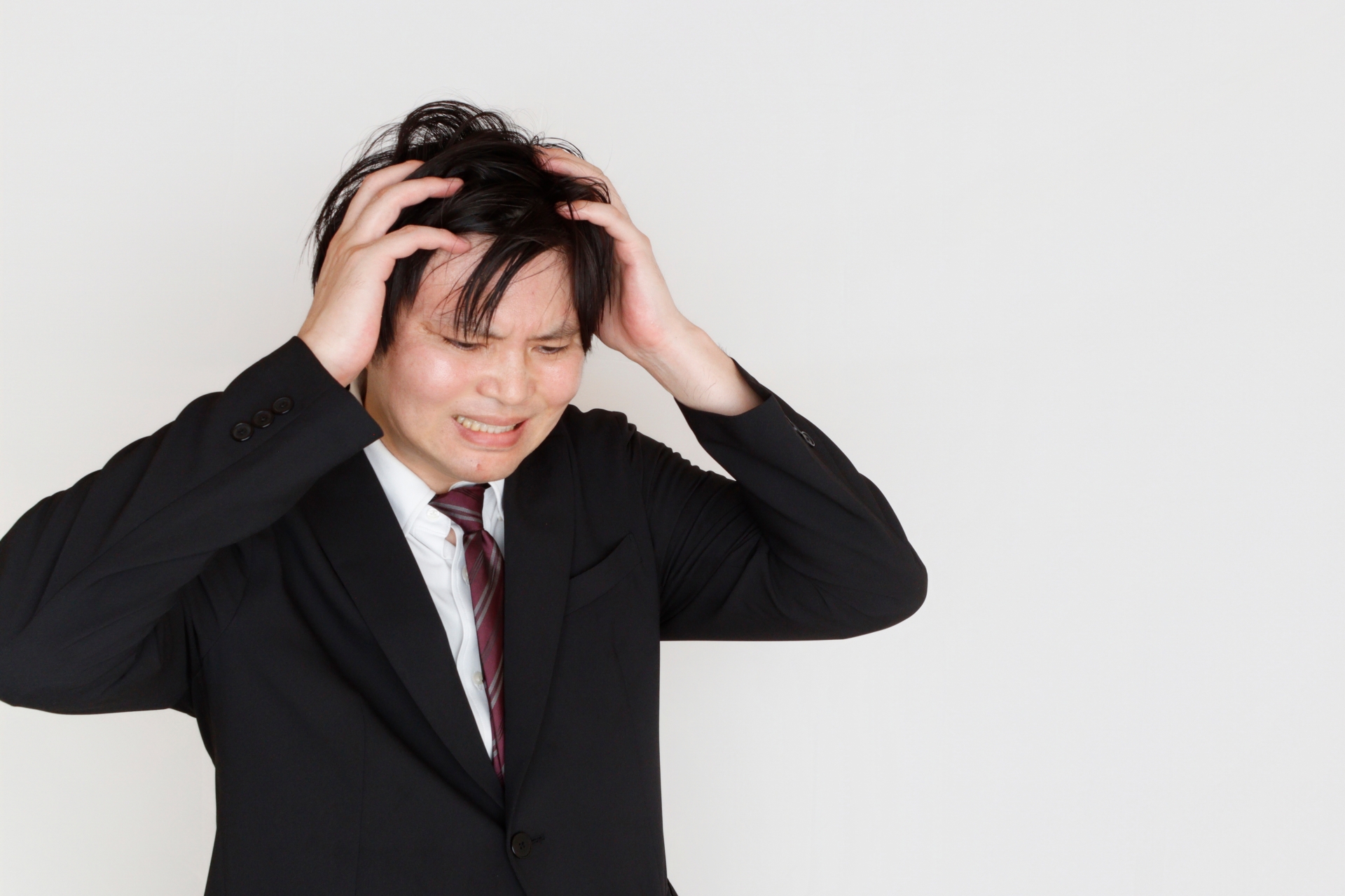 頭を抱える男性