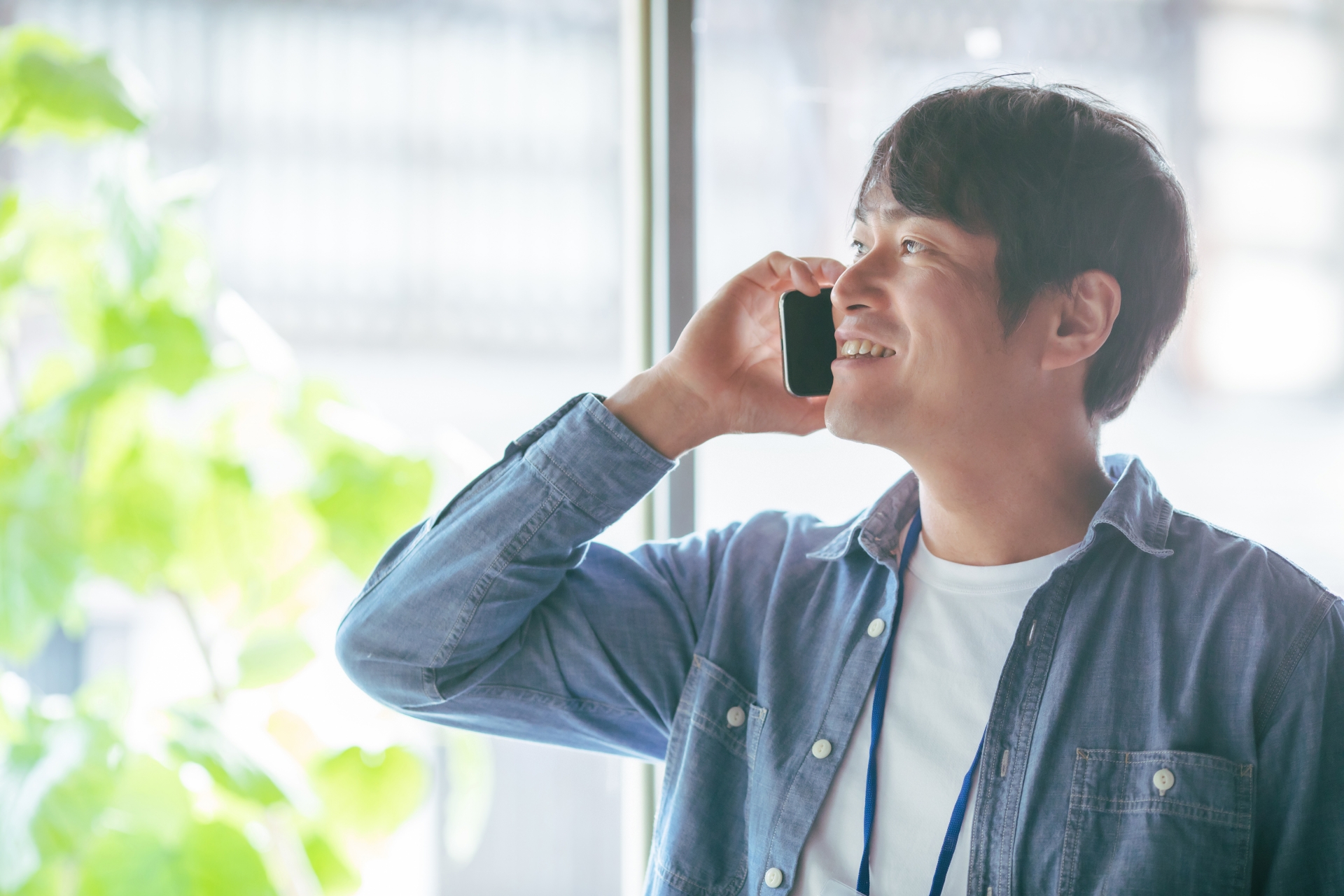 服装自由な会社でスマホを使う会社員