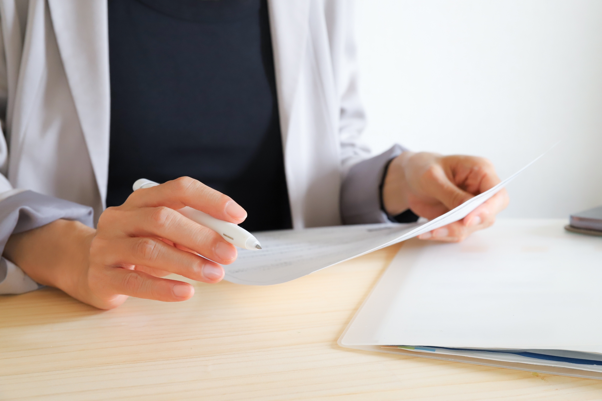 書類を持った手元