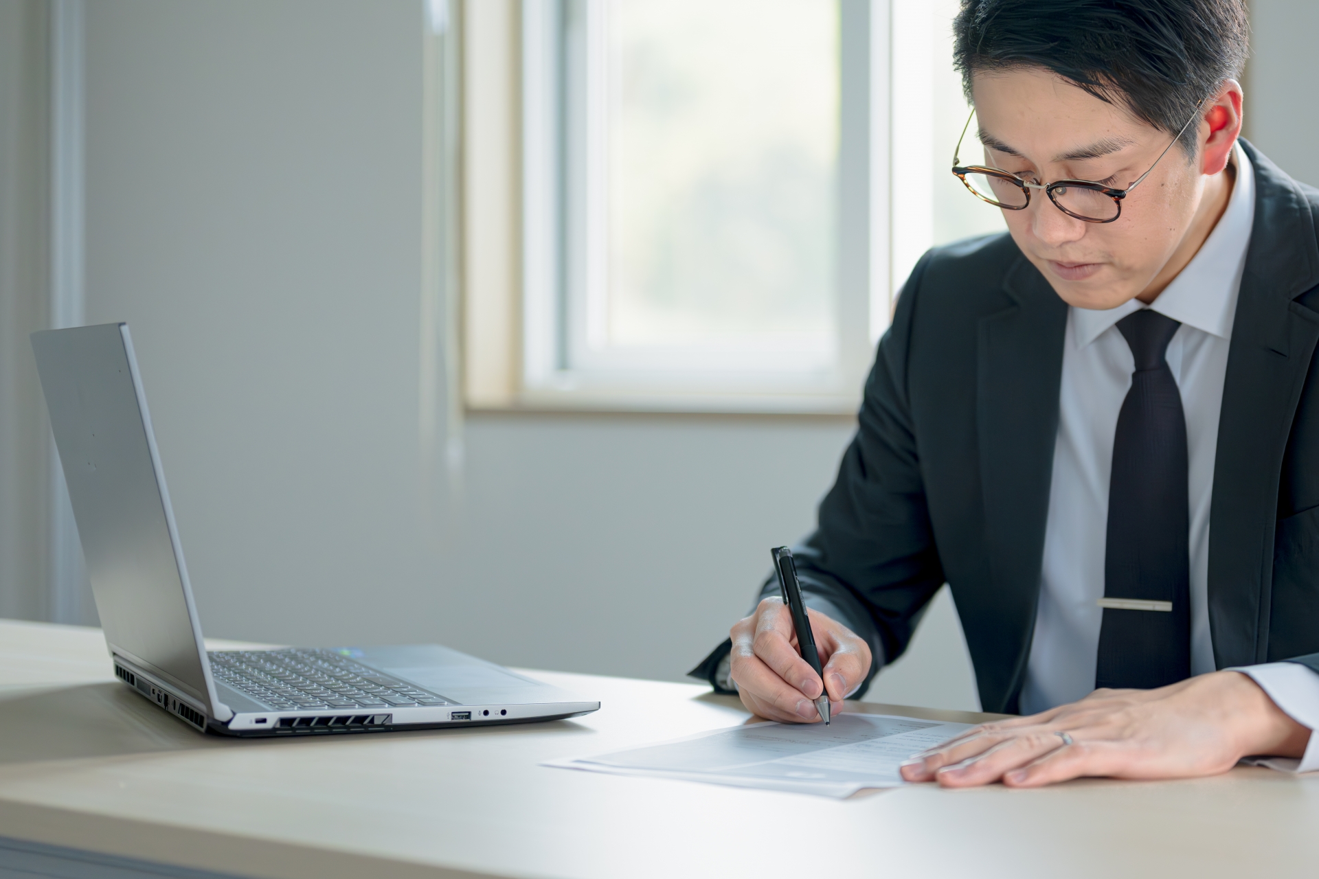 書類を記載する男性