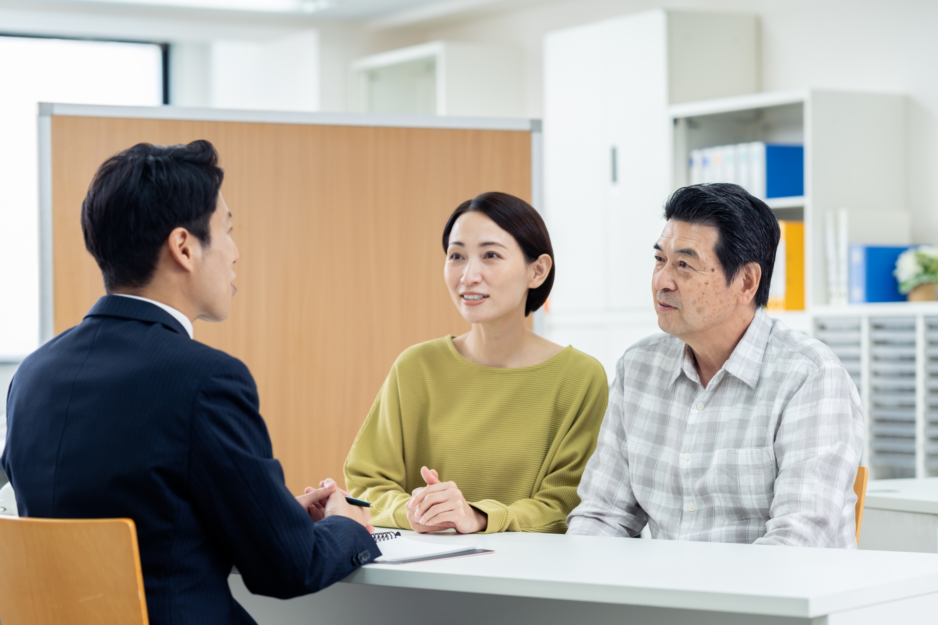 相談する男性と女性