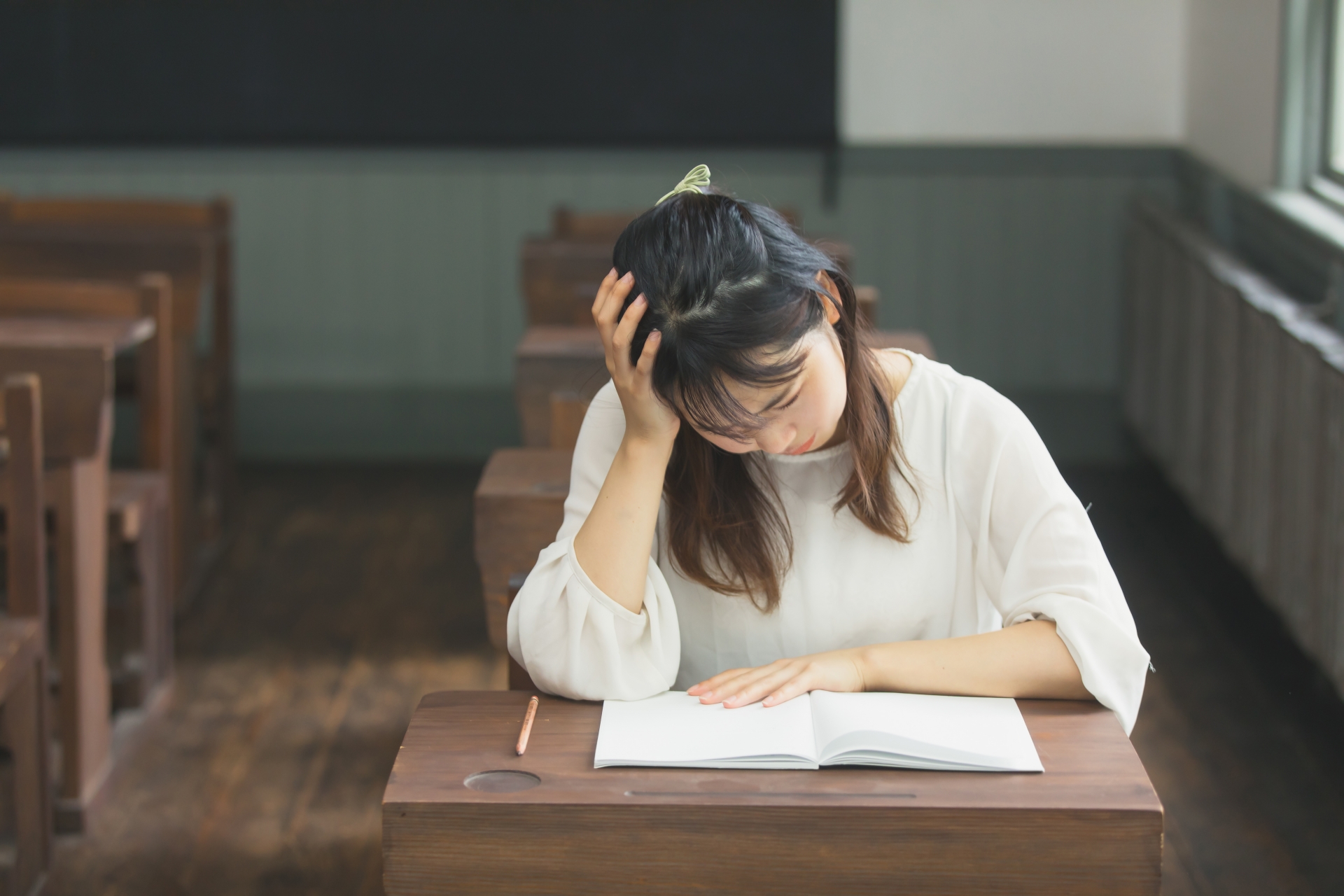 頭を抱える学生 student