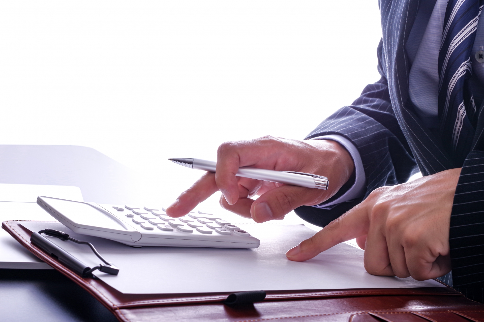 書類を真剣に確認するスーツ姿の男性