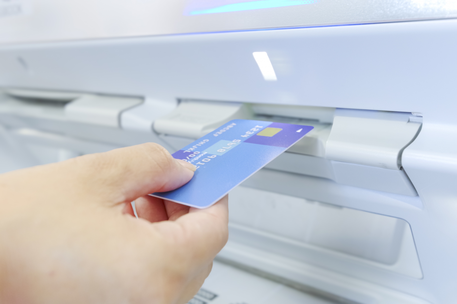 ATMでお金を引き出す女性（顔なし）