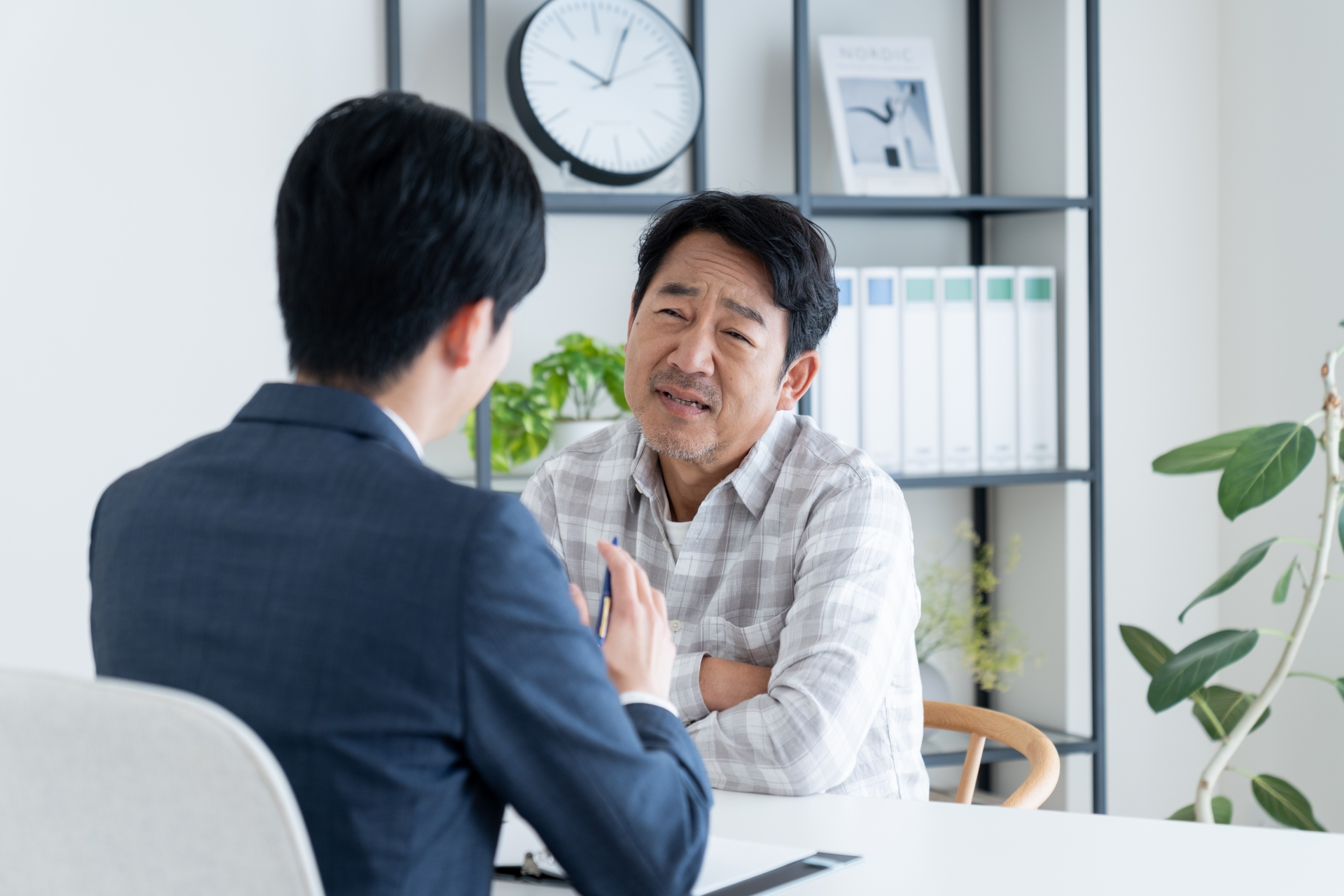 悩みを相談するミドルの男性