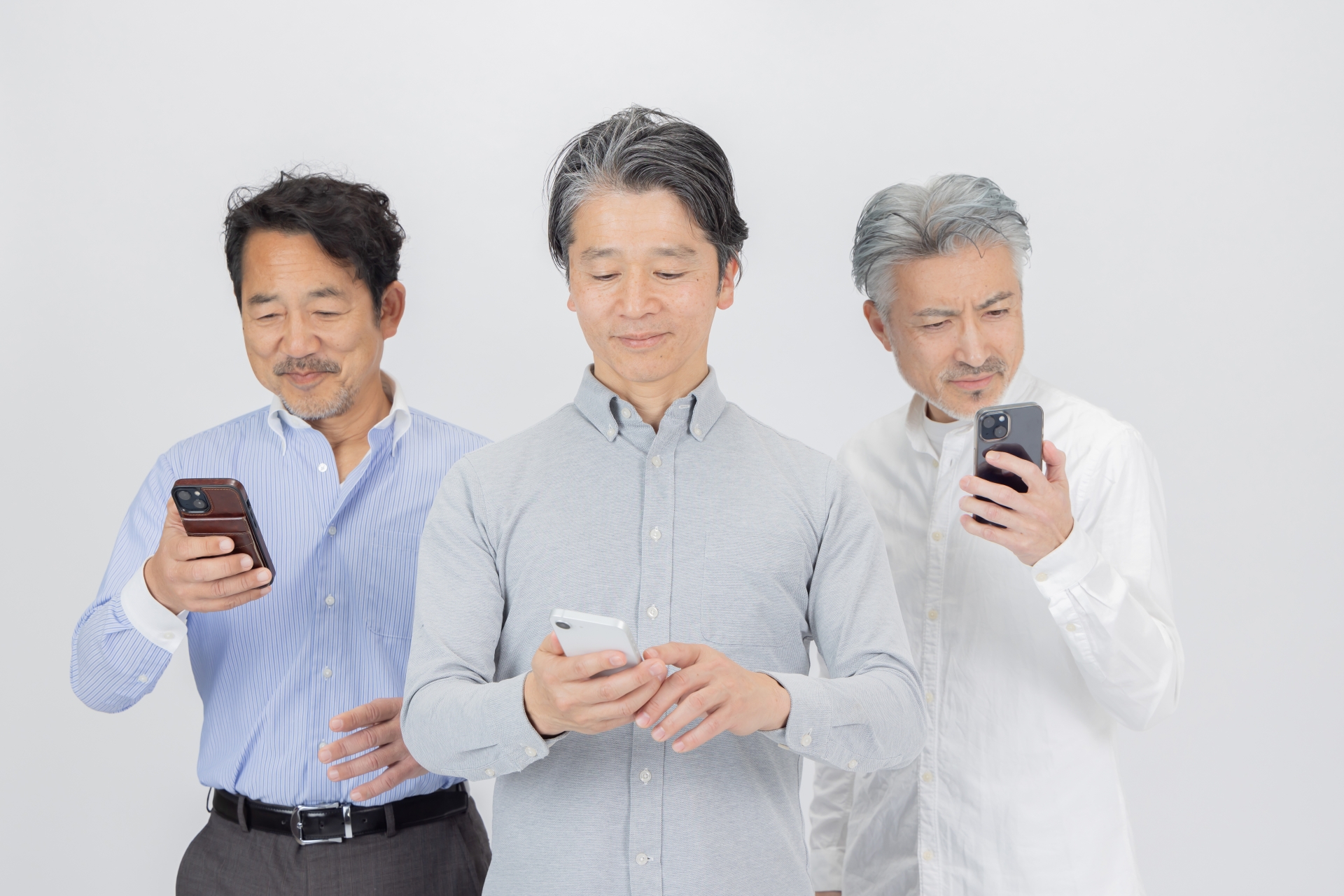 スマートフォンで検索するミドルエイジ男性